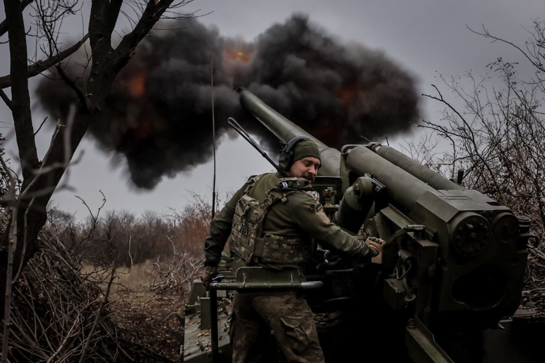 Un militar ucraniano de la 24.ª Brigada Mecanizada dispara un obús autopropulsado 2s5 de 152 mm hacia posiciones rusas en un lugar no revelado cerca de Chasiv Yar en la región de Donetsk el 18 de noviembre de 2024, en medio de la invasión rusa de Ucrania