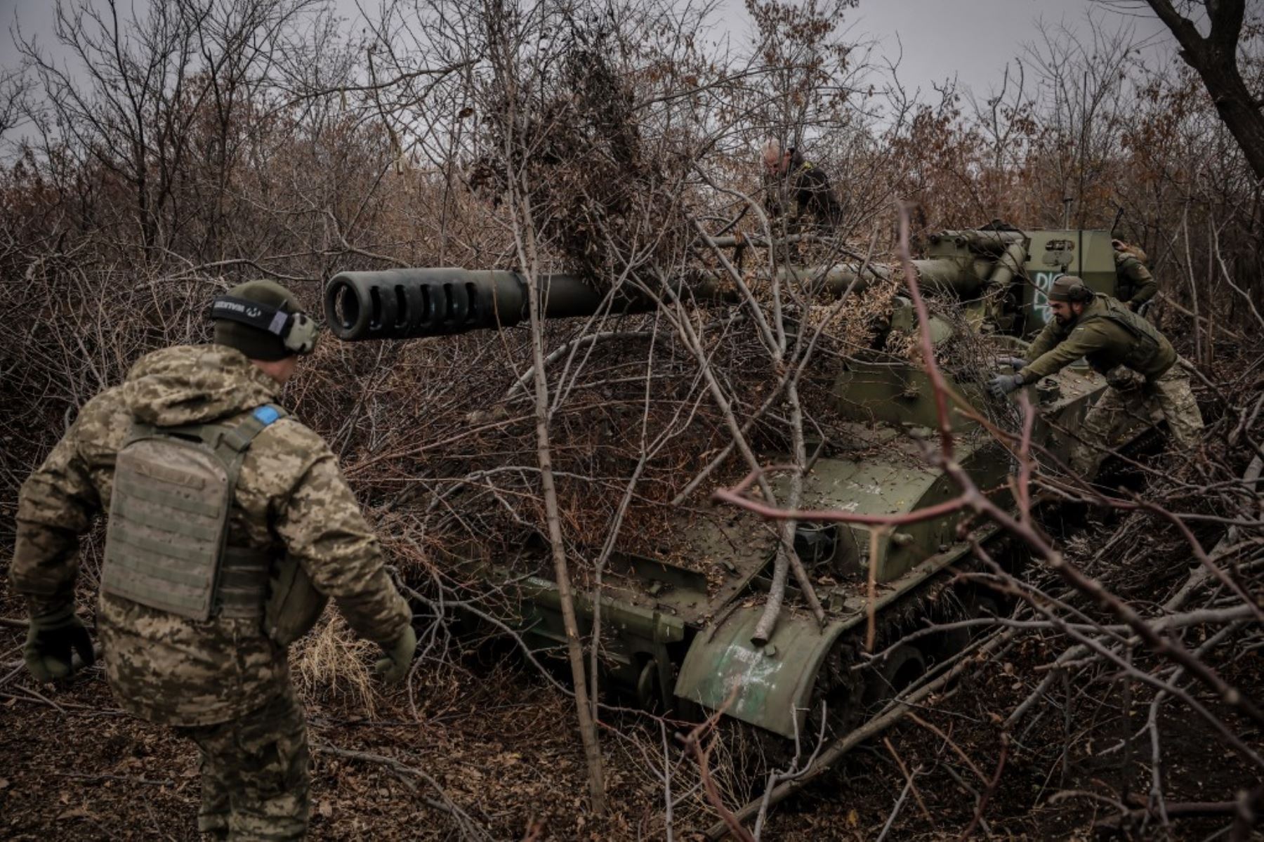 Militares ucranianos de la 24.ª Brigada Mecanizada lleva un proyectil para disparar un obús autopropulsado 2s5 de 152 mm hacia posiciones rusas en un lugar no revelado cerca de Chasiv Yar en la región de Donetsk. Foto: AFP