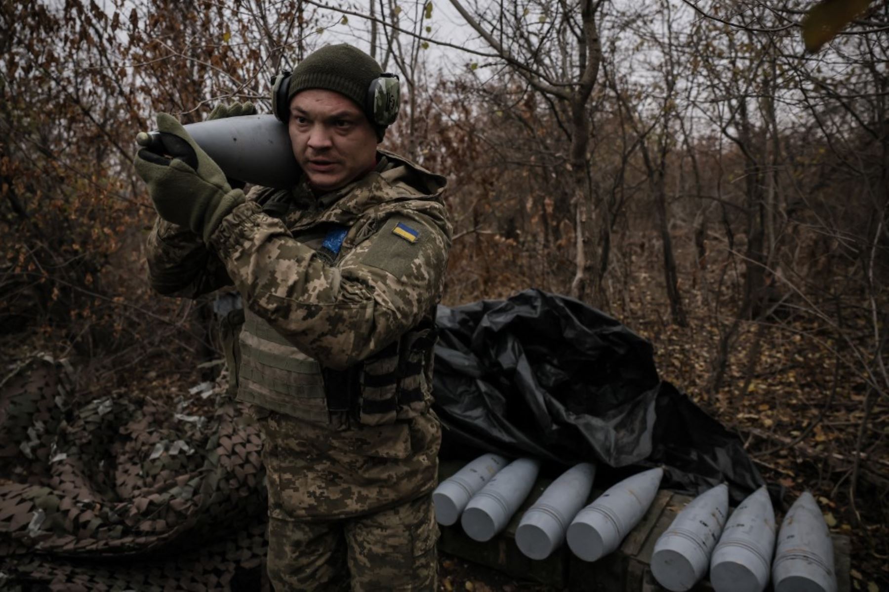 Militares ucranianos de la 24.ª Brigada Mecanizada lleva un proyectil para disparar un obús autopropulsado 2s5 de 152 mm hacia posiciones rusas en un lugar no revelado cerca de Chasiv Yar en la región de Donetsk. Foto: AFP