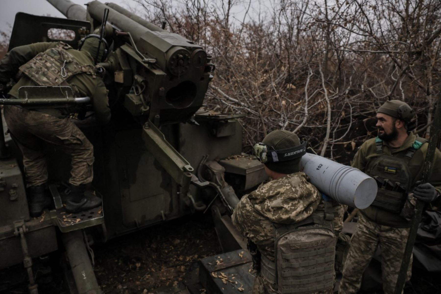 Militares ucranianos de la 24.ª Brigada Mecanizada lleva un proyectil para disparar un obús autopropulsado 2s5 de 152 mm hacia posiciones rusas en un lugar no revelado cerca de Chasiv Yar en la región de Donetsk. Foto: AFP