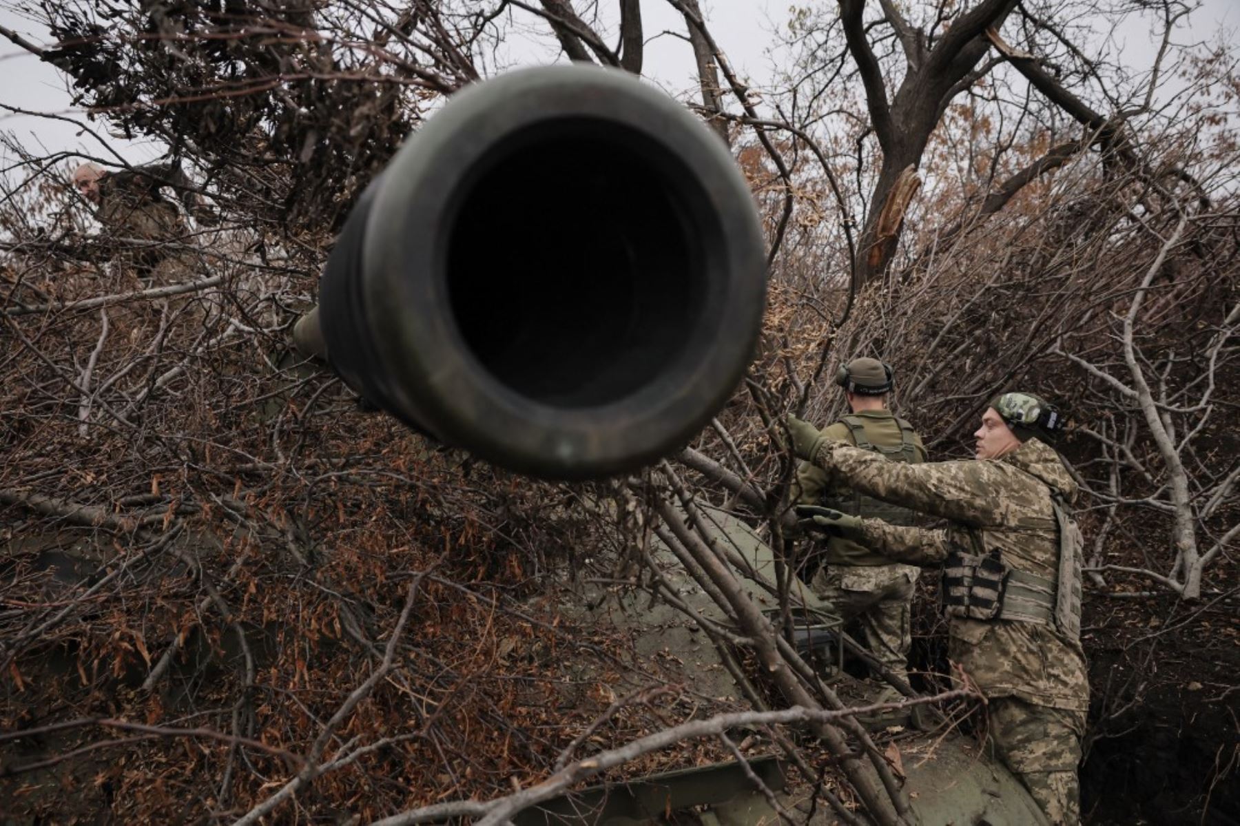 Militares ucranianos de la 24.ª Brigada Mecanizada lleva un proyectil para disparar un obús autopropulsado 2s5 de 152 mm hacia posiciones rusas en un lugar no revelado cerca de Chasiv Yar en la región de Donetsk. Foto: AFP