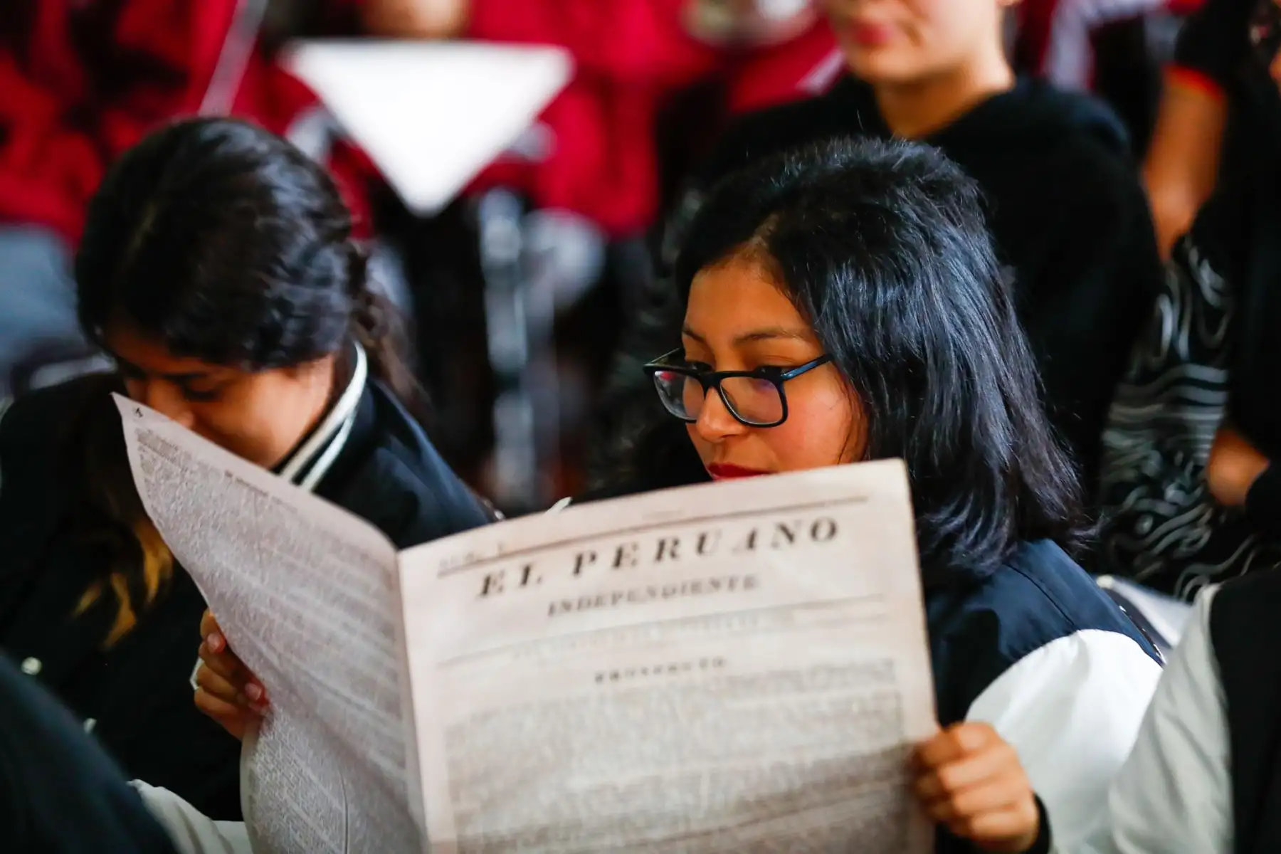 Durante el ciclo de charlas "MINJUSDH en tu Escuela", que se realizó en la Institución Educativa Privada Horacio Patiño Cruzatti de Surco, Editora Perú compartió con los alumnos ejemplares de la primera edición del Diario Oficial El Peruano, que data del siglo XIX. Foto: ANDINA/Daniel Bracamonte