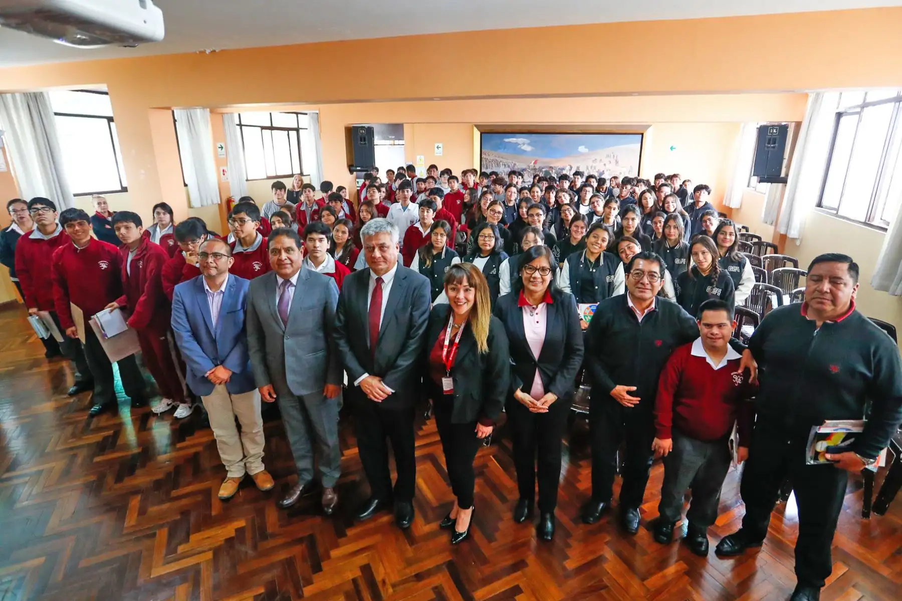 Editora Perú, junto con el Ministerio de Justicia y Derechos Humanos, participaron en el ciclo de charlas "MINJUSDH en tu Escuela", en esta oportunidad en la Institución Educativa Privada Horacio Patiño Cruzatti en Surco, en la que informaron a los alumnos sobre los derechos y deberes de los peruanos de manera comprensible. Foto: ANDINA/Daniel Bracamonte