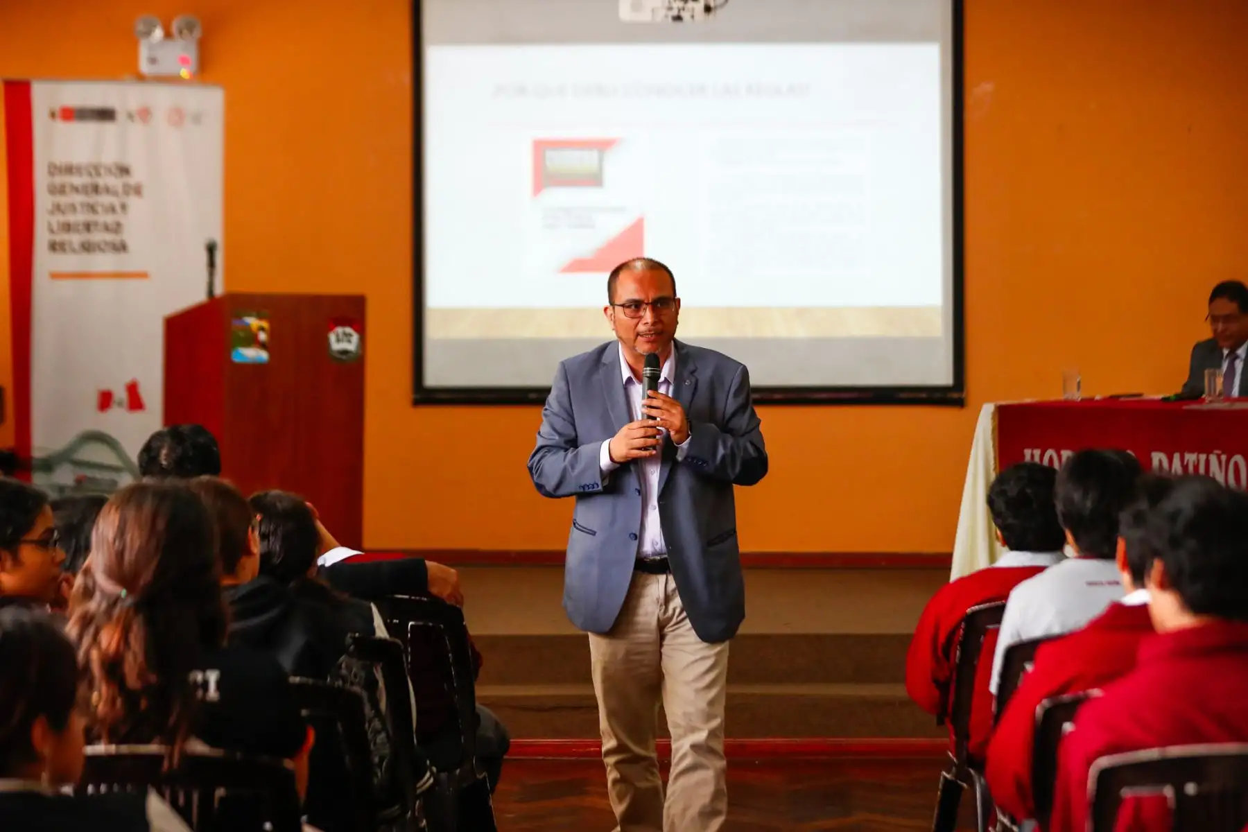 Miguel Juape, analista de contenidos de Publicaciones Oficiales de Editora Perú, brinda una ponencia a los alumnos de la Institución Educativa Privada Horacio Patiño Cruzatti de Surco, en el marco del ciclo de charlas "MINJUSDH en tu Escuela", junto con el Ministerio de Justicia y Derechos Humanos. Foto: ANDINA/Daniel Bracamonte