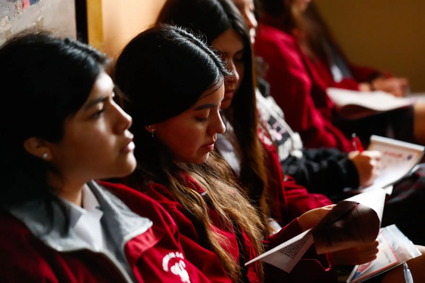 Durante el ciclo de charlas "MINJUSDH en tu Escuela", que se realizó en la Institución Educativa Privada Horacio Patiño Cruzatti de Surco, Editora Perú compartió con los alumnos ejemplares de la primera edición del Diario Oficial El Peruano, que data del siglo XIX. Foto: ANDINA/Daniel Bracamonte