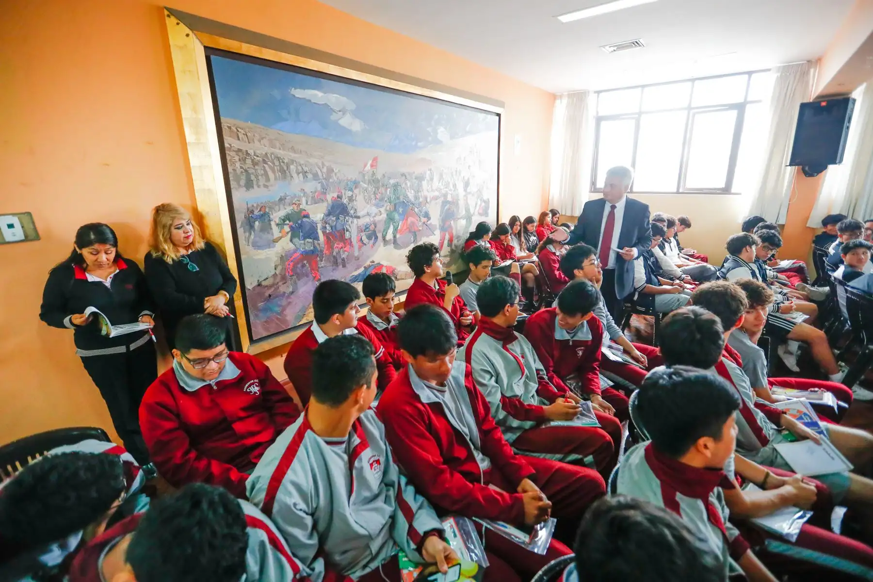 Editora Perú, junto con el Ministerio de Justicia y Derechos Humanos, participaron en el ciclo de charlas "MINJUSDH en tu Escuela", en esta oportunidad en la Institución Educativa Privada Horacio Patiño Cruzatti en Surco, en la que informaron a los alumnos sobre los derechos y deberes de los peruanos de manera comprensible. Foto: ANDINA/Daniel Bracamonte