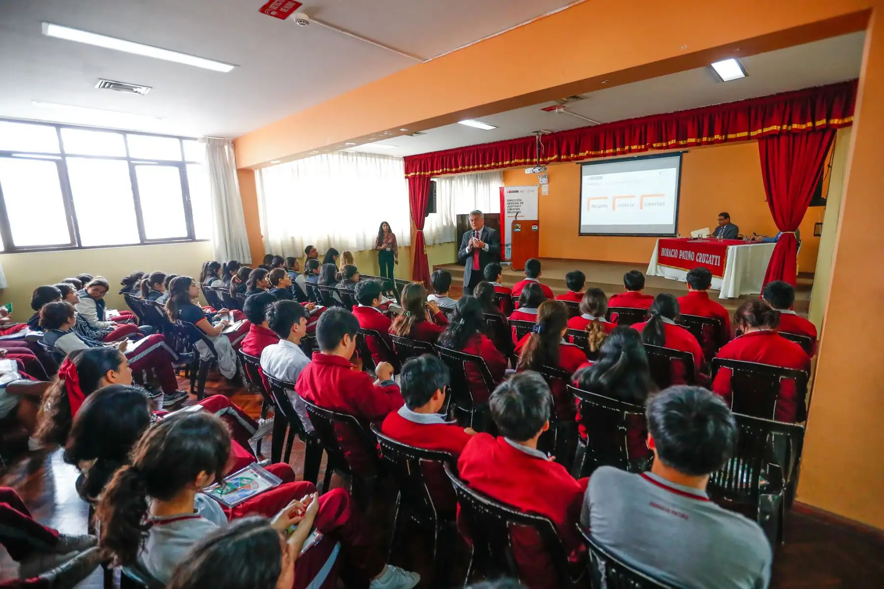 Editora Perú, junto con el Ministerio de Justicia y Derechos Humanos, participaron en el ciclo de charlas "MINJUSDH en tu Escuela", en esta oportunidad en la Institución Educativa Privada Horacio Patiño Cruzatti en Surco, en la que informaron a los alumnos sobre los derechos y deberes de los peruanos de manera comprensible. Foto: ANDINA/Daniel Bracamonte