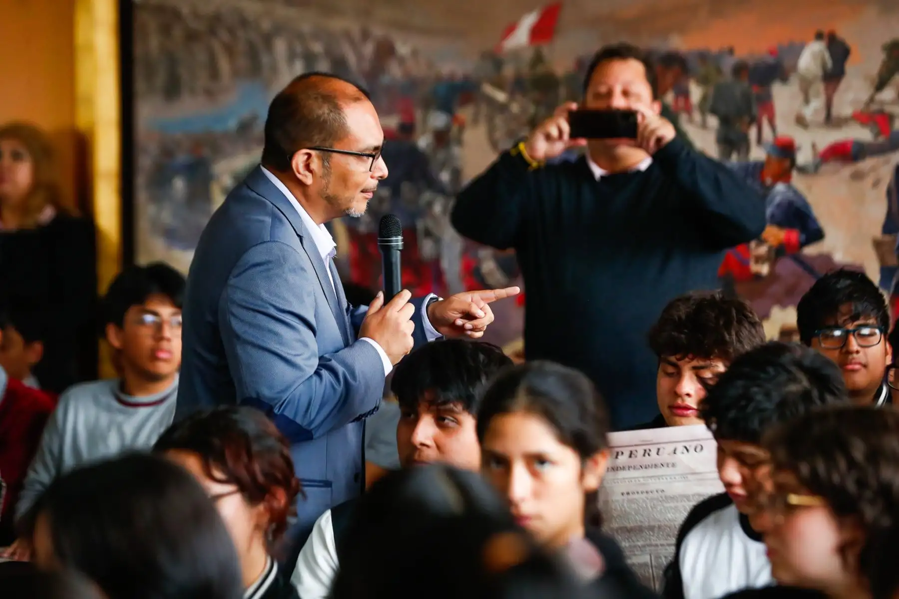 Miguel Juape, analista de contenidos de Publicaciones Oficiales de Editora Perú, brinda una ponencia a los alumnos de la Institución Educativa Privada Horacio Patiño Cruzatti de Surco, en el marco del ciclo de charlas "MINJUSDH en tu Escuela", junto con el Ministerio de Justicia y Derechos Humanos. Foto: ANDINA/Daniel Bracamonte