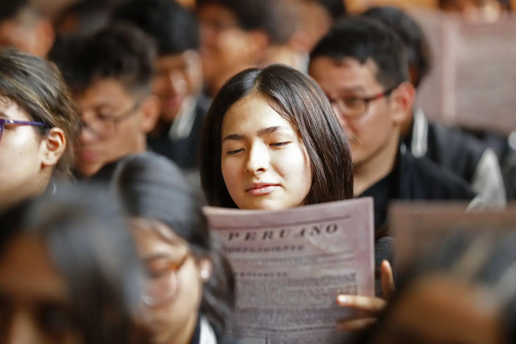 Durante el ciclo de charlas "MINJUSDH en tu Escuela", que se realizó en la Institución Educativa Privada Horacio Patiño Cruzatti de Surco, Editora Perú compartió con los alumnos ejemplares de la primera edición del Diario Oficial El Peruano, que data del siglo XIX. Foto: ANDINA/Daniel Bracamonte