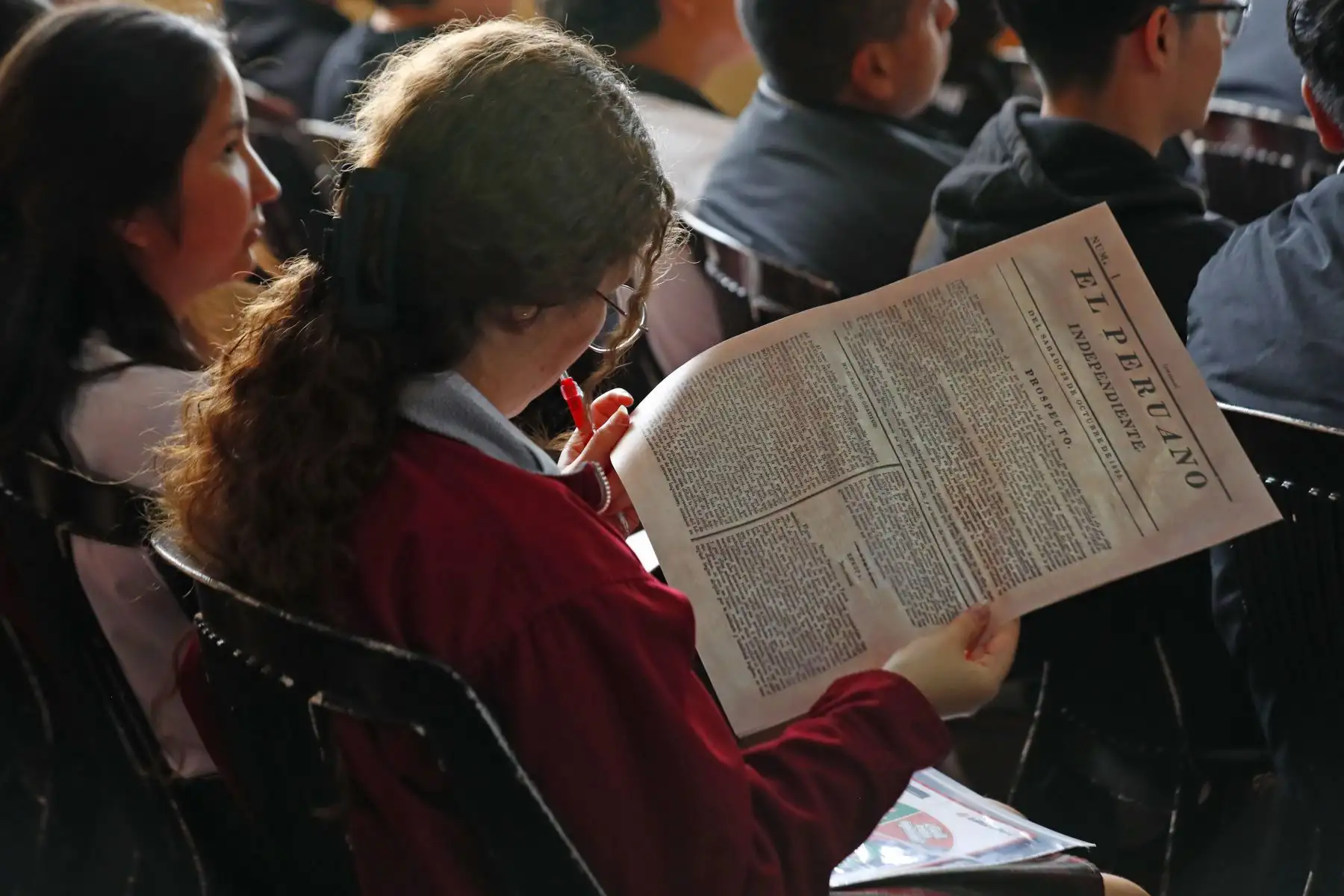 Durante el ciclo de charlas "MINJUSDH en tu Escuela", que se realizó en la Institución Educativa Privada Horacio Patiño Cruzatti de Surco, Editora Perú compartió con los alumnos ejemplares de la primera edición del Diario Oficial El Peruano, que data del siglo XIX. Foto: ANDINA/Daniel Bracamonte