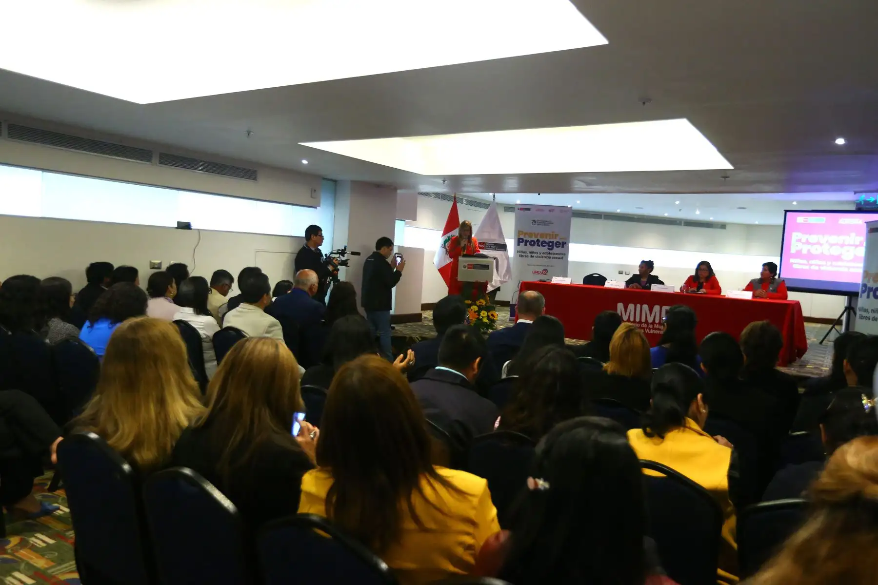 Ministerio de la Mujer y Poblaciones Vulnerables realiza el lanzamiento y la adhesión a la campaña “Prevenir para Proteger”, donde participarán ministros de Estado e instituciones de la sociedad civil, como parte del Día Internacional de la Eliminación de la Violencia contra las Mujeres.
Foto: ANDINA/ Eddy Ramos