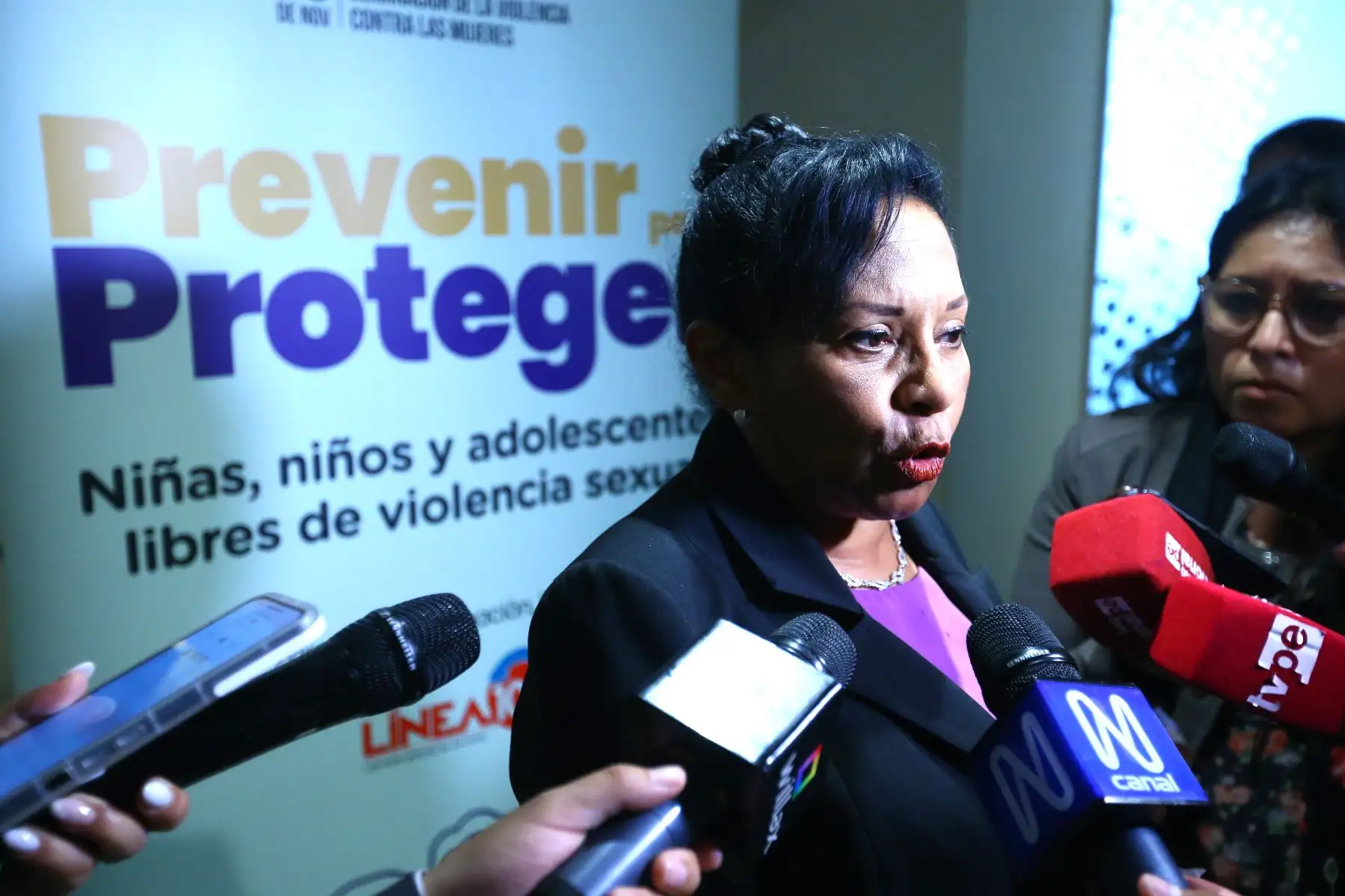 Ministerio de la Mujer y Poblaciones Vulnerables realiza el lanzamiento y la adhesión a la campaña “Prevenir para Proteger”, donde participarán ministros de Estado e instituciones de la sociedad civil, como parte del Día Internacional de la Eliminación de la Violencia contra las Mujeres. En la imagen, el alcalde de la Municipalidad Distrital de Breña, Luis Felipe De La Mata Martínez.
Foto: ANDINA/ Eddy Ramos