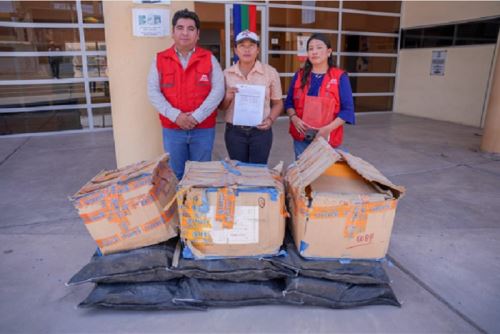 Apoyo de las autoridades busca mitigar los efectos de la emergencia, asegurando el almacenamiento adecuado de agua potable para la población afectada.