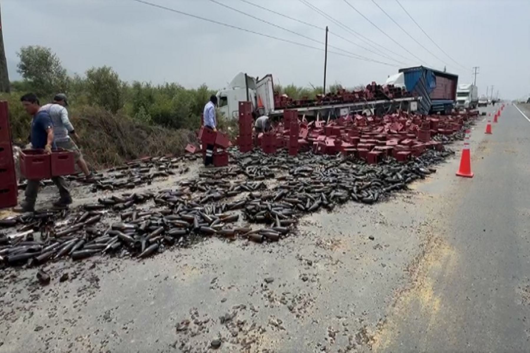 Los camiones repletos con cientos de cajas conteniendo botellas de cervezas, chocaron en en el kilómetro 184 de la Panamericana Norte, en la provincia de Barranca.