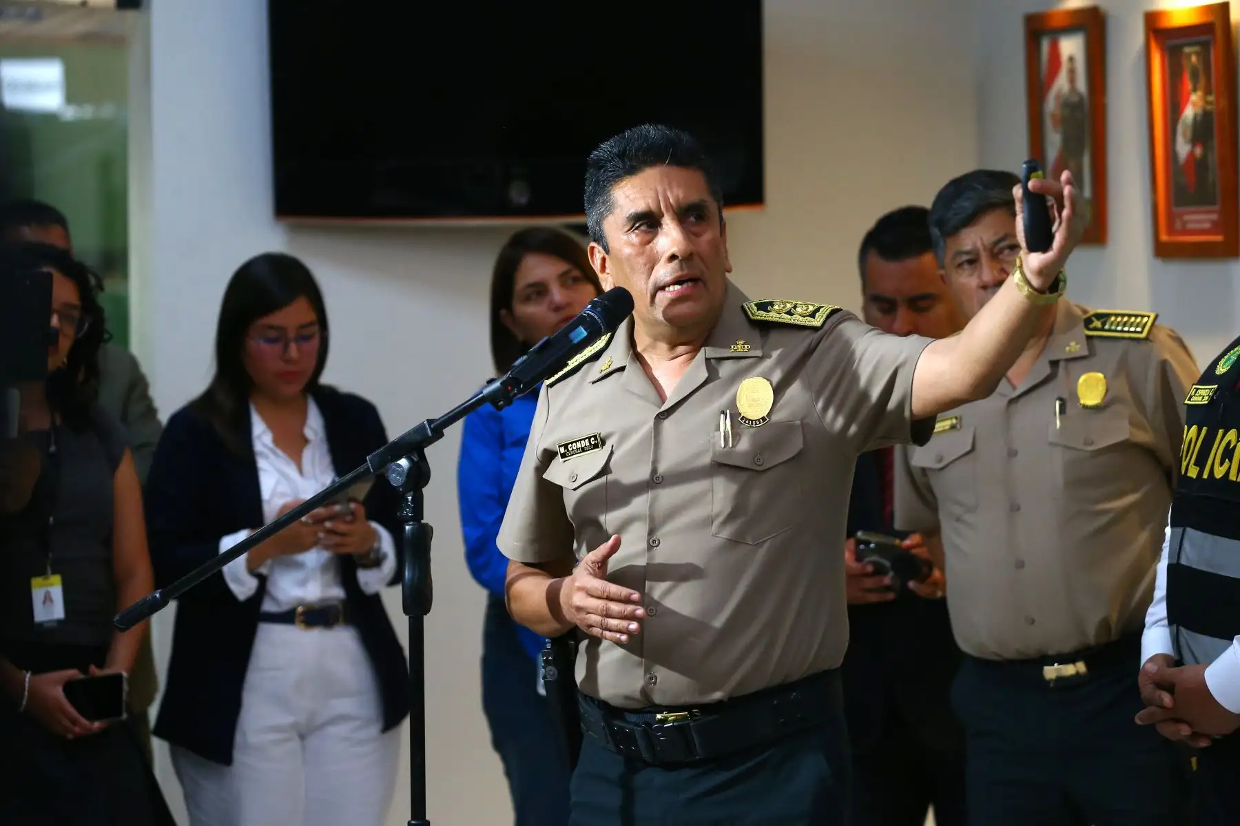 La Policía Nacional del Perú, a través de la Dirección de Investigación Criminal, brinda detalles sobre los acontecimientos suscitados en torno al caso del feminicidio de Sheyla Cóndor. En la imagen, el Gral. PNP Marco Antonio Conde Cuellar, director de investigación criminal. 
Foto: ANDINA/ Eddy Ramos