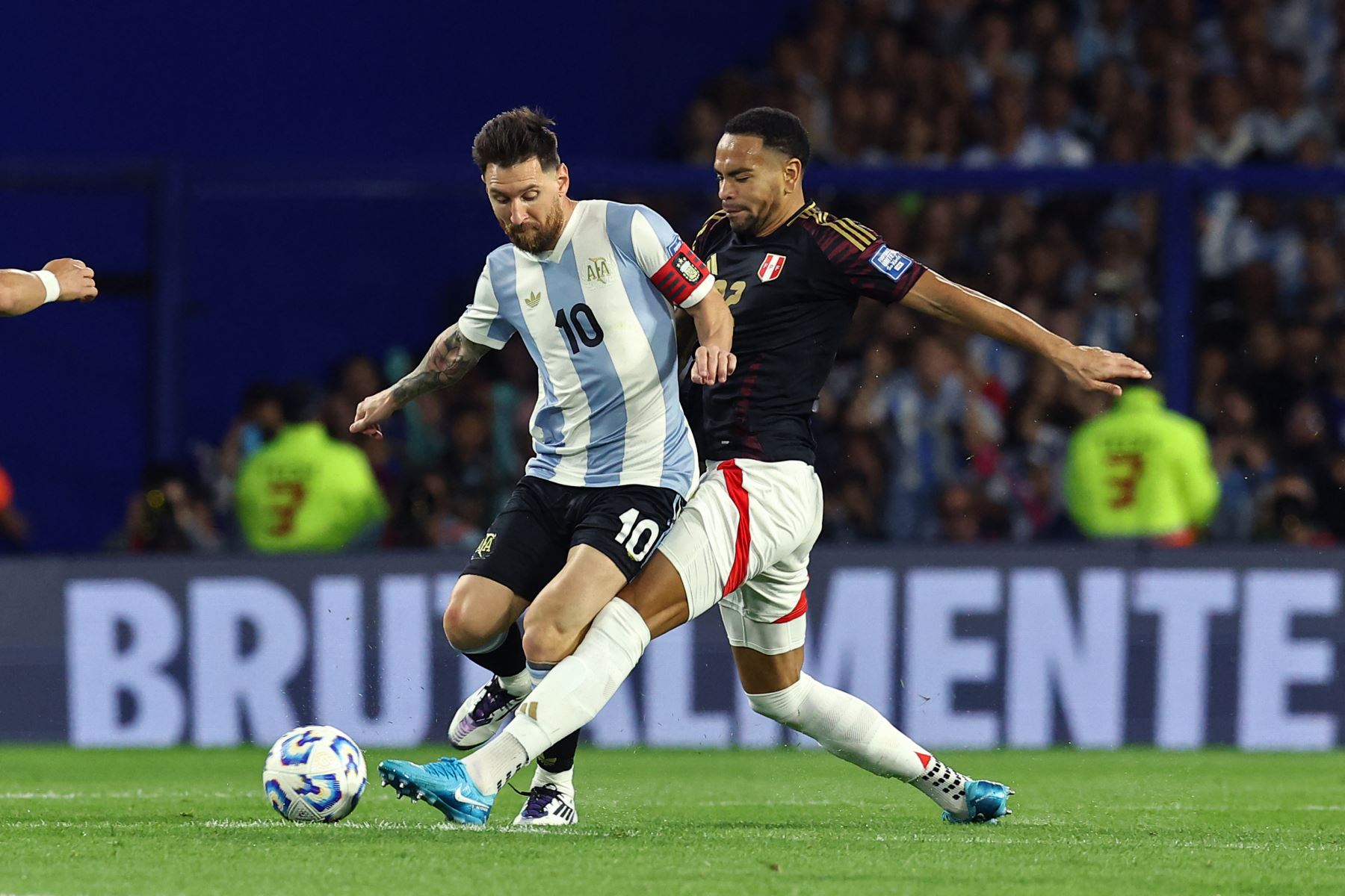 El delantero argentino #10 Lionel Messi y el defensa peruano #22 Alexander Callens luchan por el balón durante el partido de fútbol de las eliminatorias sudamericanas para la Copa Mundial de la FIFA 2026 entre Argentina y Perú en el estadio La Bombonera de Buenos Aires el 19 de noviembre de 2024. Foto: AFP