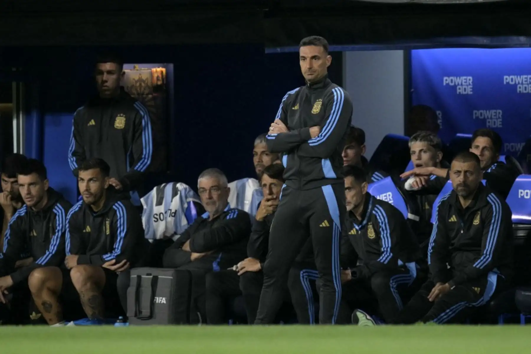 Argentina formó con Argentina: Emiliano Martínez - Gonzalo Montiel (Nehuén Pérez 76), Leonardo Balerdi (Facundo Medina 90), Nicolás Otamendi, Nicolás Tagliafico - Rodrigo De Paul (Giovani Lo Celso 81), Enzo Fernández, Alexis Mac Allister (Leandro Paredes 90) - Lionel Messi (cap), Lautaro Martínez (Giuliano Simeone 81), Julián Álvarez. DT: Lionel Scaloni. Foto: AFP
