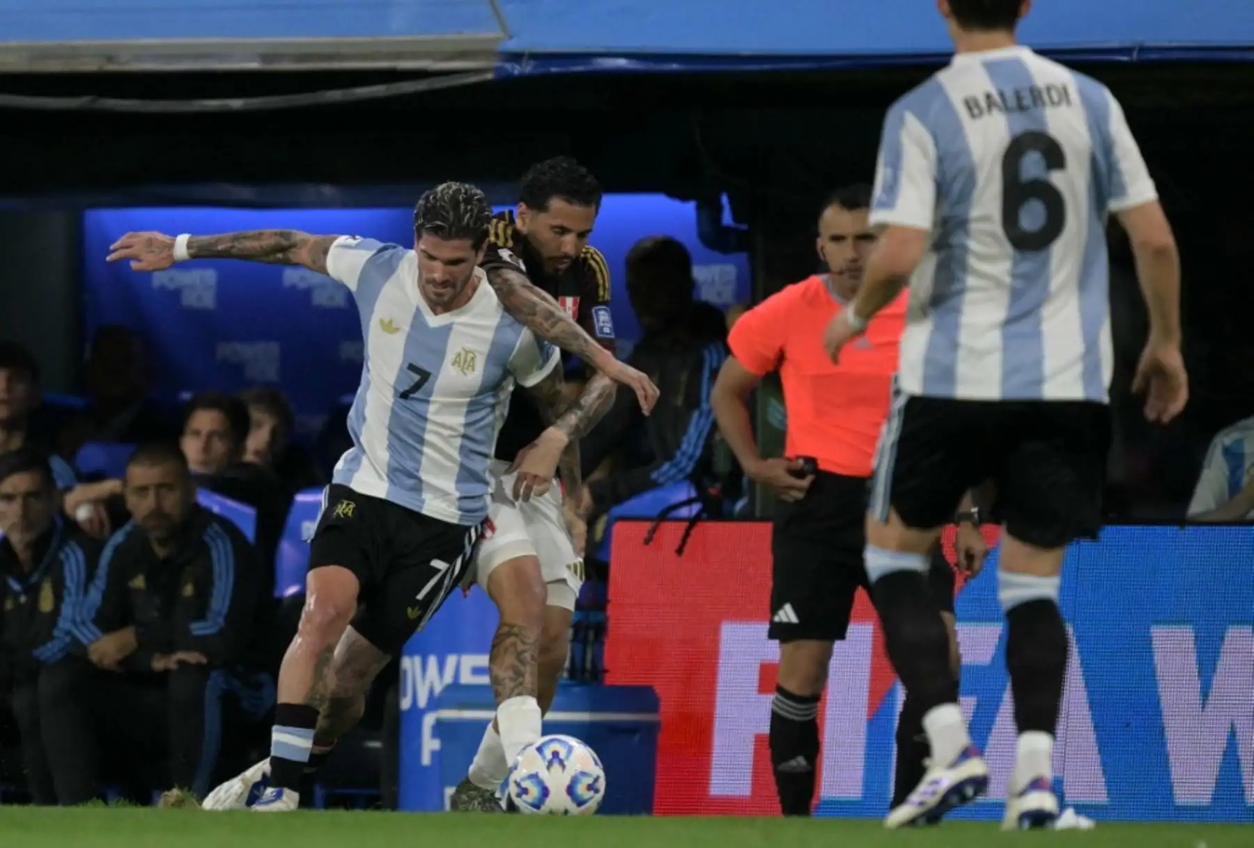Con este resultado, Argentina sigue al tope de la eliminatoria con 25 puntos, mientras que Perú quedó en el fondo de la tabla con 7 unidades, prácticamente sin chances de luchar por un boleto a la Copa del Mundo norteamericana. Foto: AFP