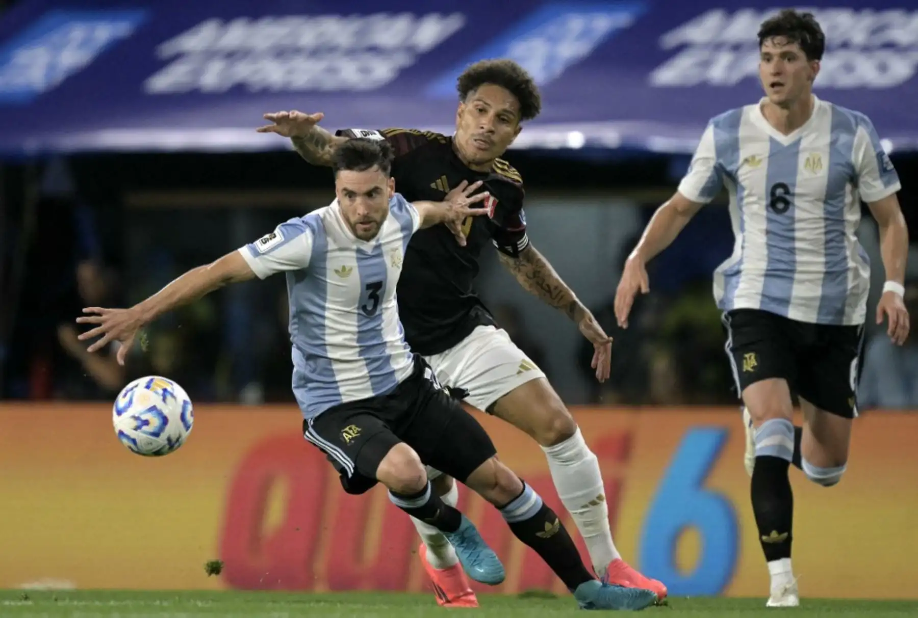 Lautaro Martínez (55) marcó el único gol de la noche para la victoria del campeón del mundo, que dominó ampliamente el juego. Foto: AFP