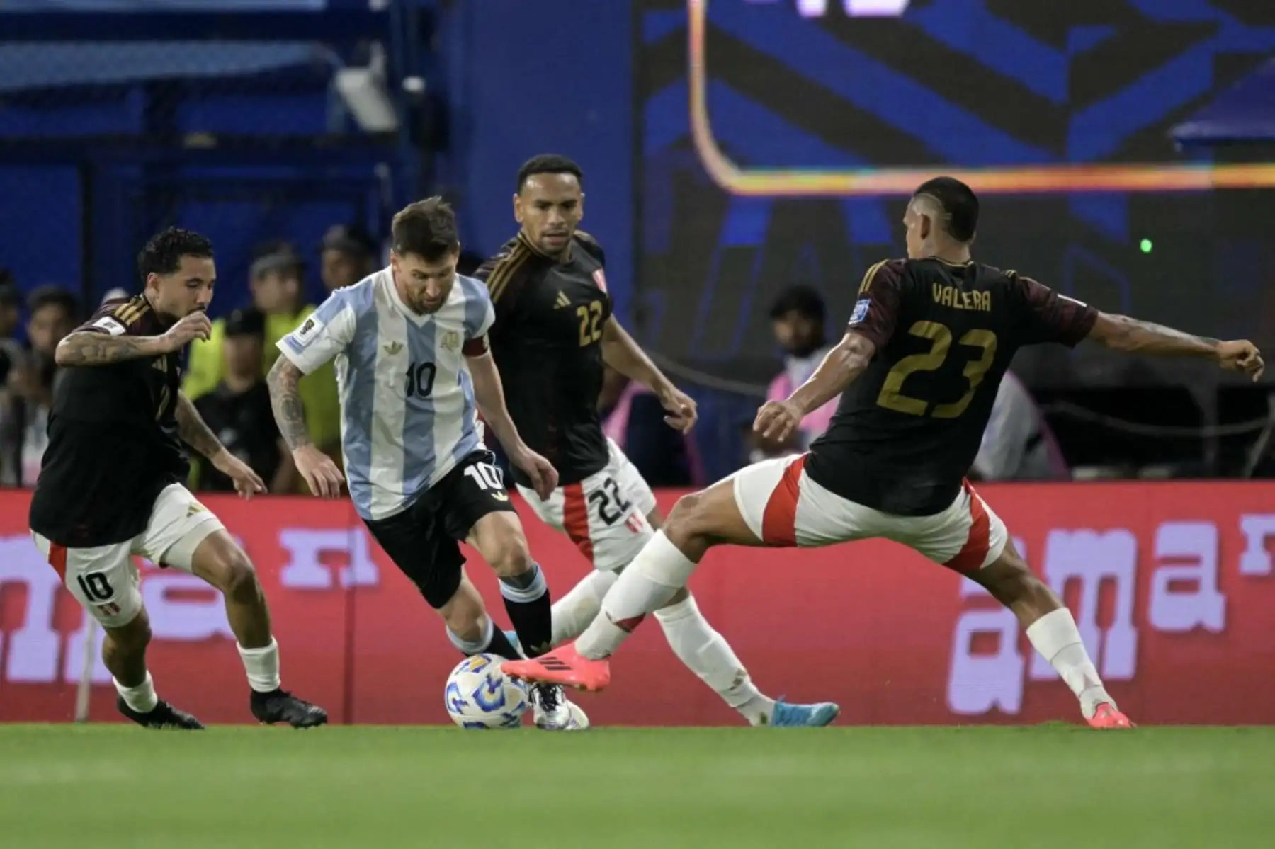 La selección de Argentina derrotó por 1-0 a su similar de Perú este martes, en un partido por la duodécima fecha de la clasificatoria sudamericana para el Mundial 2026, jugado en La Bombonera en Buenos Aires. Foto: AFP
