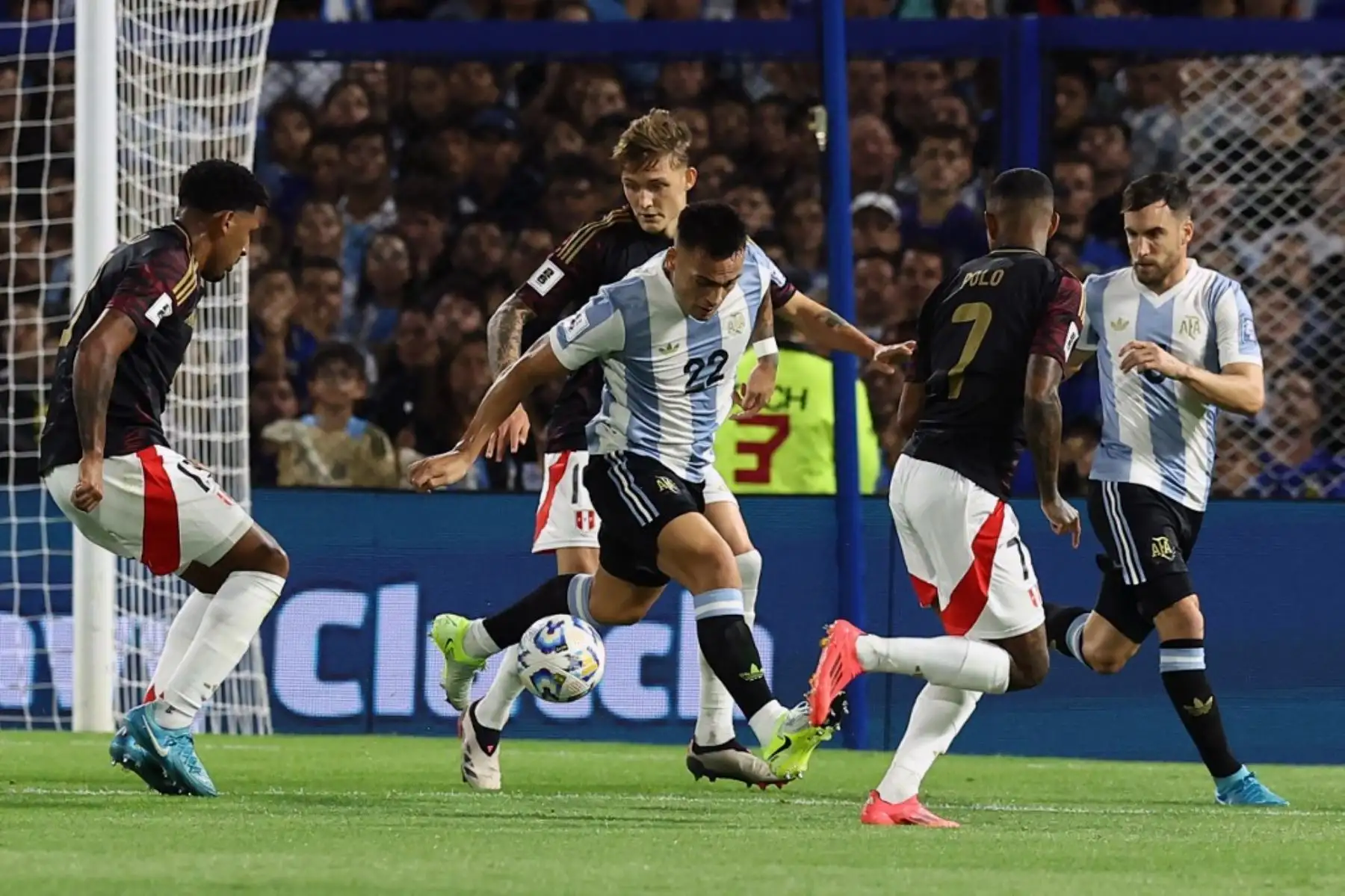 Perú formó con Perú: Pedro Gallese - Carlos Zambrano, Miguel Araujo, Alexander Callens - Andy Polo Andrade (José Rivera 86), Oliver Sonne (Bryan Reyna 73), Jesús Castillo, Sergio Peña (Piero Quispe 86), Luis Advíncula - Paolo Guerrero (cap) (Gianluca Lapadula 64), Alex Valera (Edison Flores 73). DT: Jorge Fossati. Foto: AFP