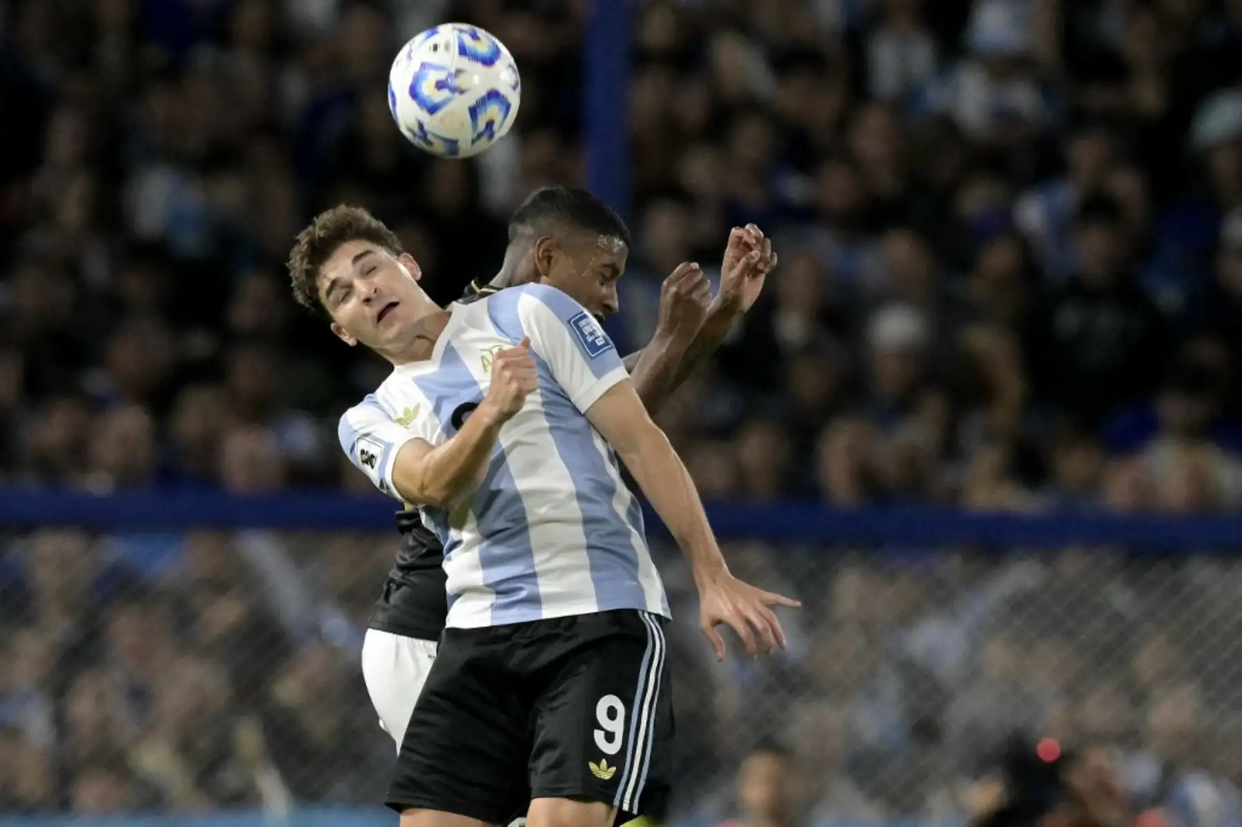 La selección de Argentina derrotó por 1-0 a su similar de Perú este martes, en un partido por la duodécima fecha de la clasificatoria sudamericana para el Mundial 2026, jugado en La Bombonera en Buenos Aires. Foto: AFP