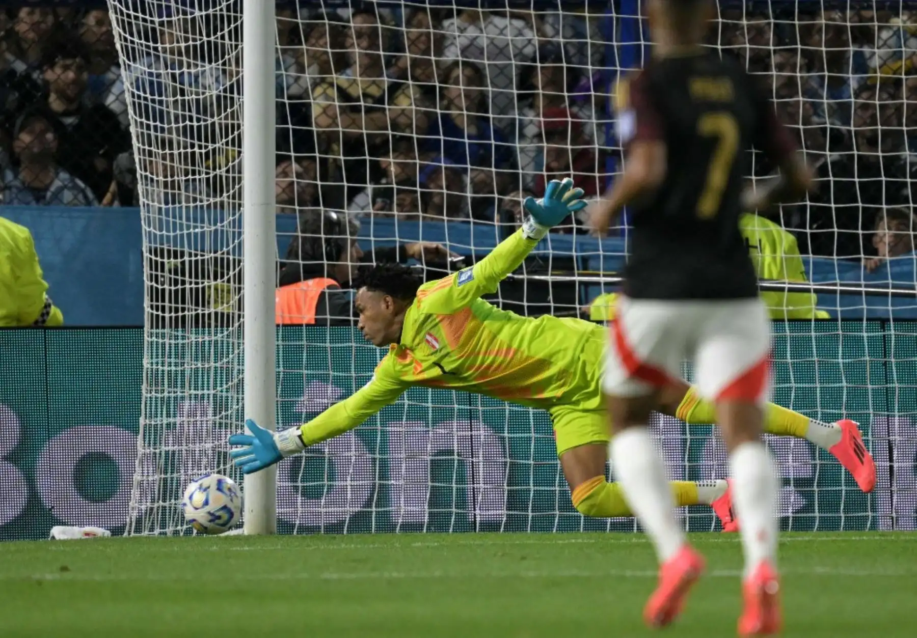 Lautaro Martínez (55) marcó el único gol de la noche para la victoria del campeón del mundo, que dominó ampliamente el juego. Foto: AFP