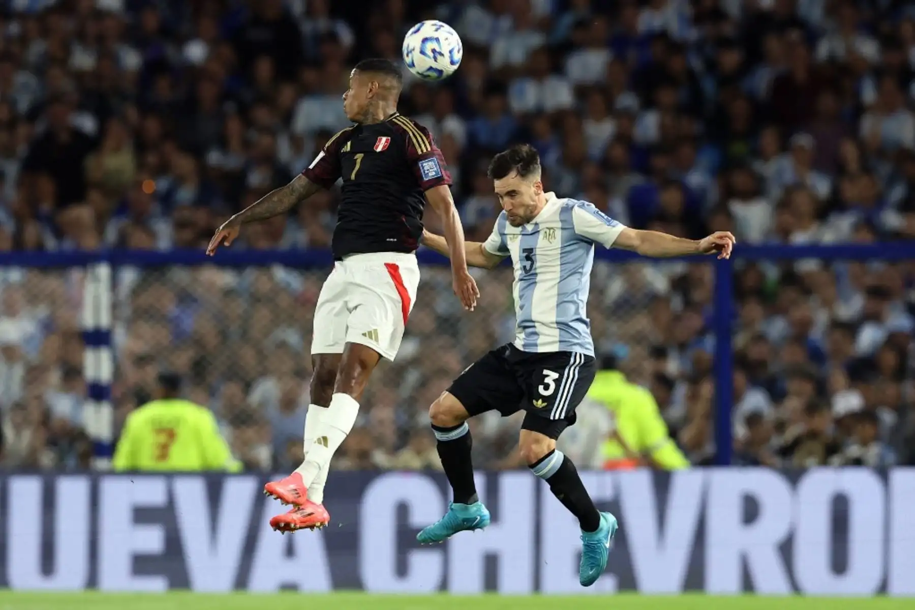 Con este resultado, Argentina sigue al tope de la eliminatoria con 25 puntos, mientras que Perú quedó en el fondo de la tabla con 7 unidades, prácticamente sin chances de luchar por un boleto a la Copa del Mundo norteamericana. Foto: AFP