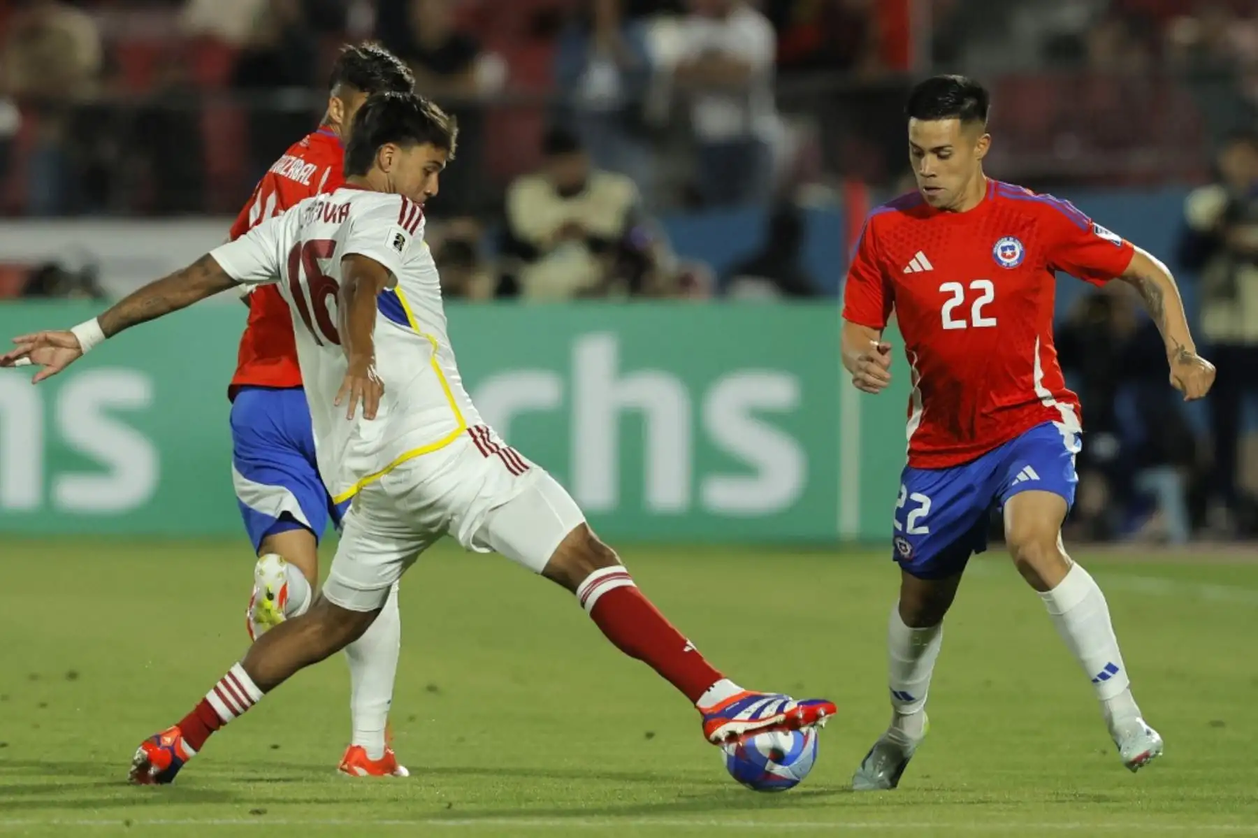 La Vinotinto se adelantó en el minuto 13, gracias a un latigazo desde el borde del área del volante Jefferson Samarino y con otro bombazo del defensa Rubén Ramírez en el 22. Foto: AFP