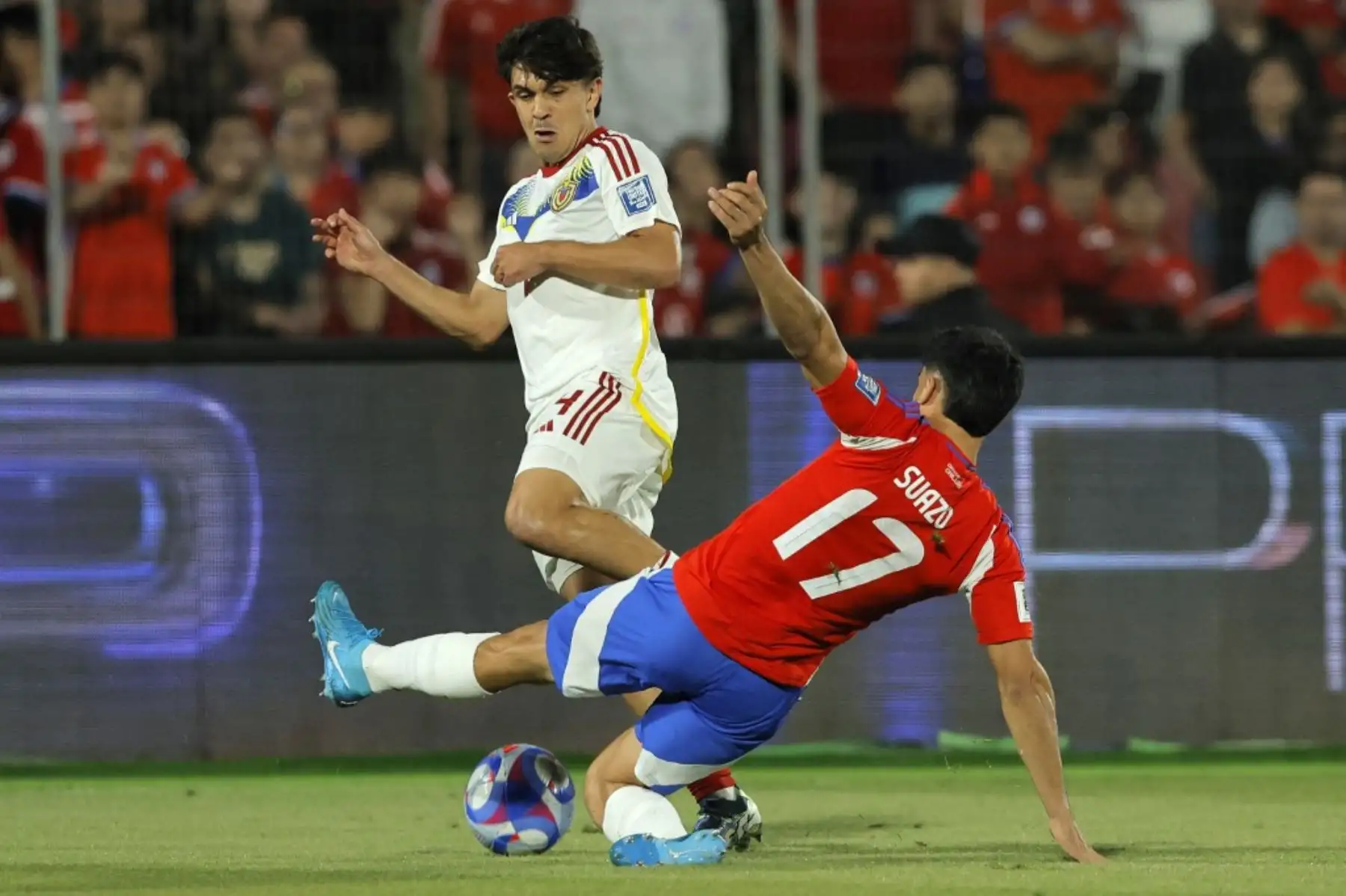 La Vinotinto se adelantó en el minuto 13, gracias a un latigazo desde el borde del área del volante Jefferson Samarino y con otro bombazo del defensa Rubén Ramírez en el 22. Foto: AFP