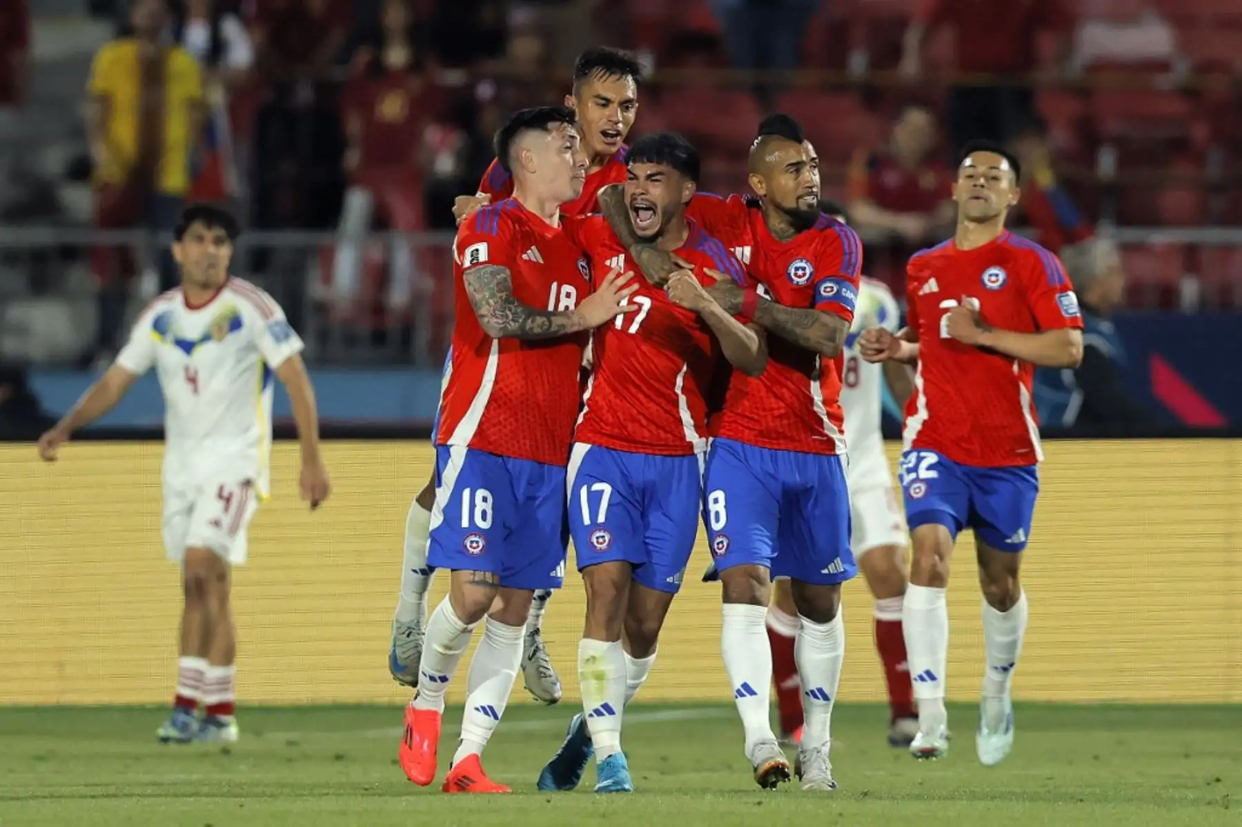 La Roja salió del pozo y llegó al noveno lugar con nueve puntos. Venezuela se mantiene con 12 puntos, pero cayó a la octava posición, fuera de la zona clasificatoria y de repechaje. Foto: AFP