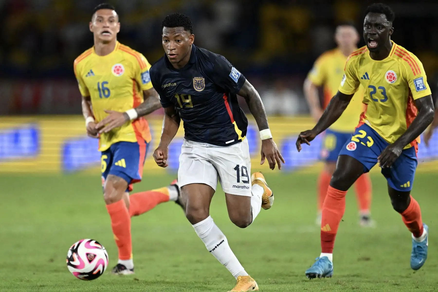 En Barranquilla, Colombia volvió a pecar con errores por distracción o descuidos que le han costado puntos valiosos este año, por ejemplo en las derrotas ante Bolivia y Uruguay.
Foto: AFP