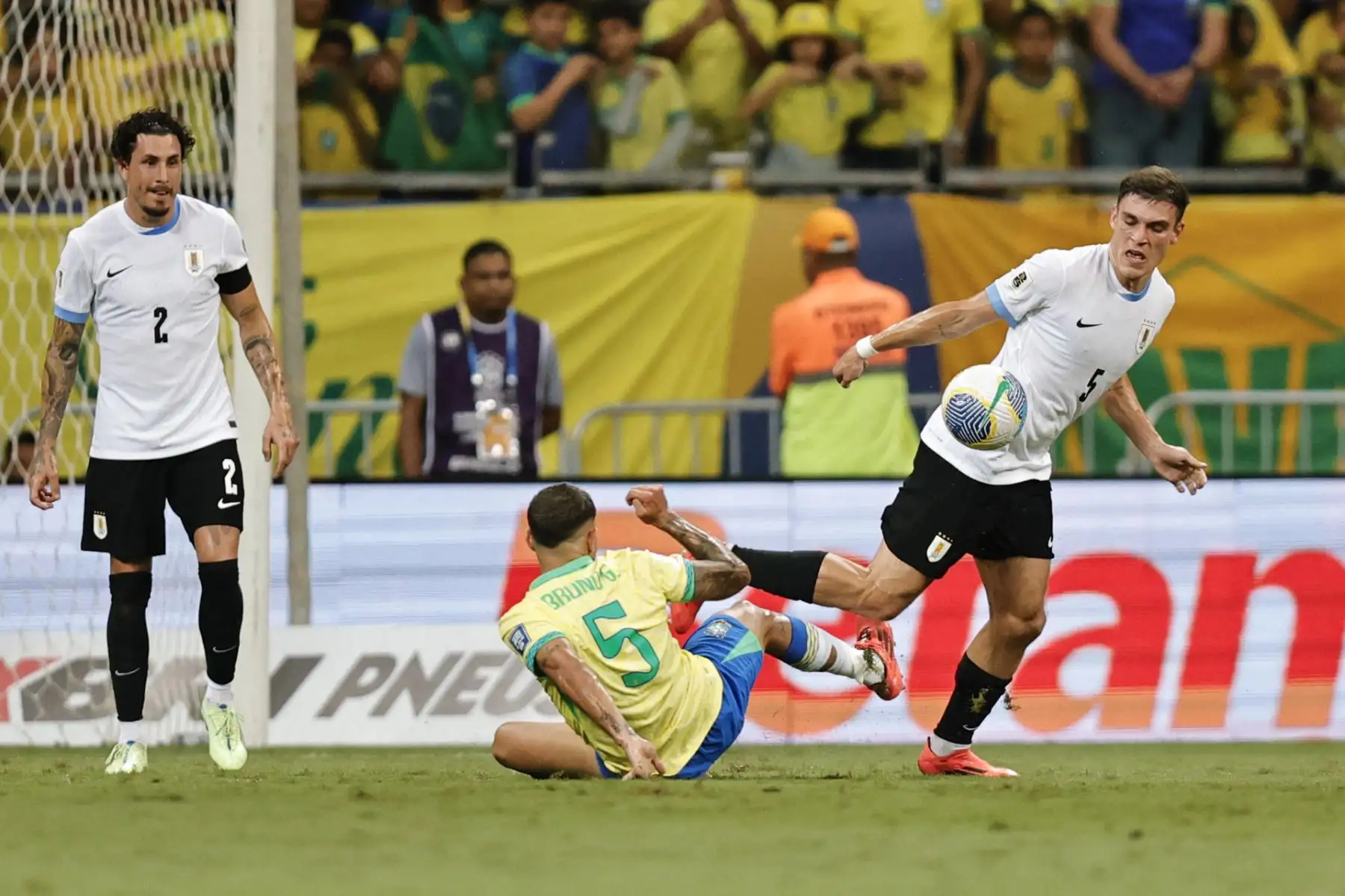 Con un gol de Federico Valverde, Uruguay se llevó un punto de visitante frente a un Brasil con no pudo con los dirigidos por Marcelo Bielsa. Foto: EFE