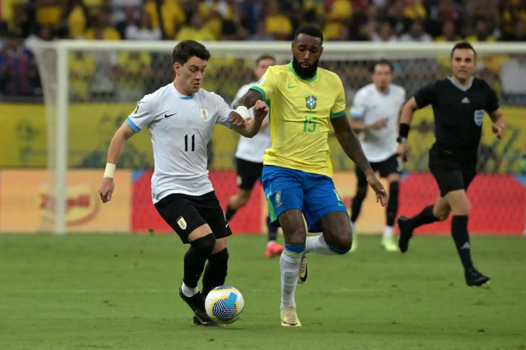 Con un gol de Federico Valverde, Uruguay se llevó un punto de visitante frente a un Brasil con no pudo con los dirigidos por Marcelo Bielsa. Foto: EFE