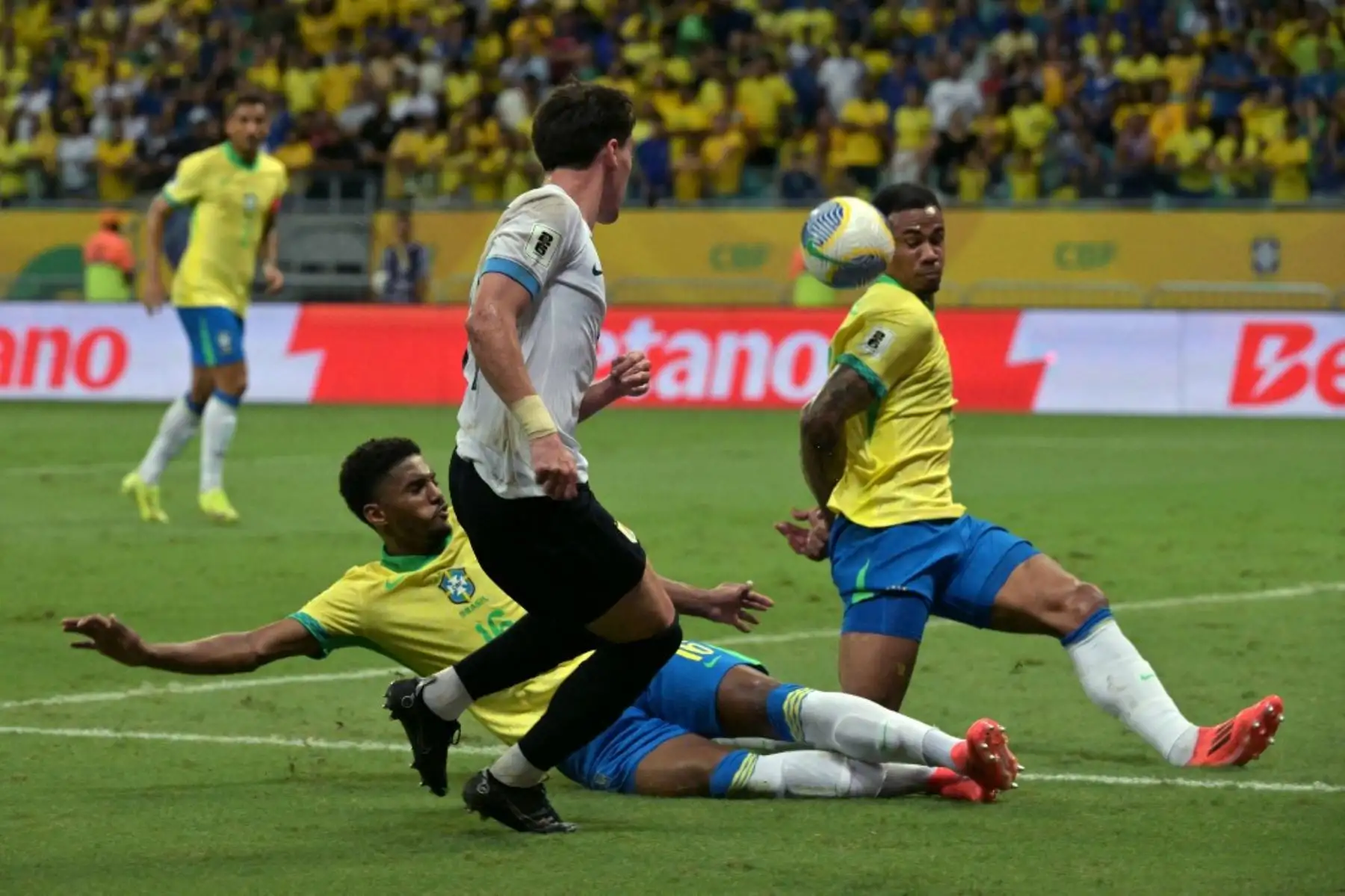 Con un gol de Federico Valverde, Uruguay se llevó un punto de visitante frente a un Brasil con no pudo con los dirigidos por Marcelo Bielsa. Foto: AFP