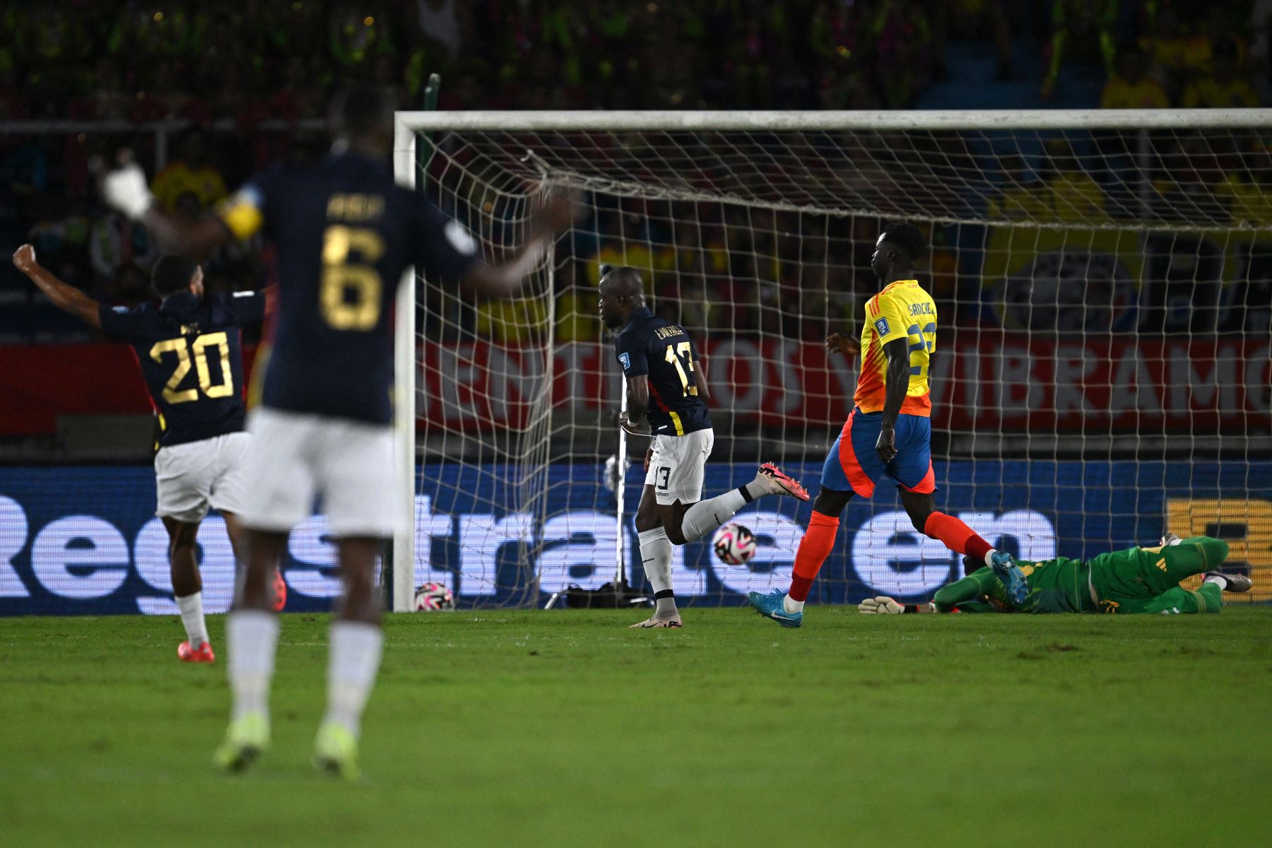 La tricolor, que avanza como un cohete desde la llegada del entrenador argentino Sebastián Beccacece, salió victoriosa en la principal ciudad del Caribe colombiano gracias a un gol de su capitán, Enner Valencia, a los siete minutos.
Foto: AFP