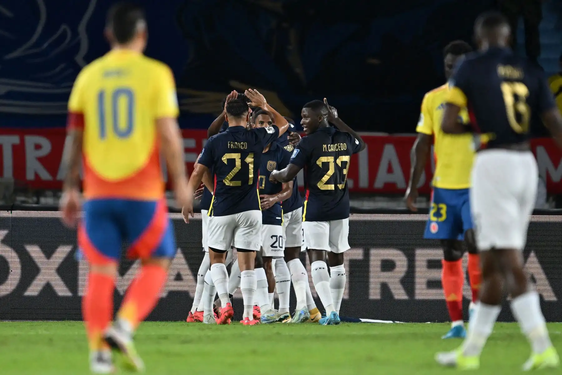 En el minuto 9 volvió a suceder. El lateral izquierdo Johan Mojica efectuó rápidamente un saque de banda, Richard Ríos no logró apropiarse del valor y Ecuador lo robó.
Foto: AFP