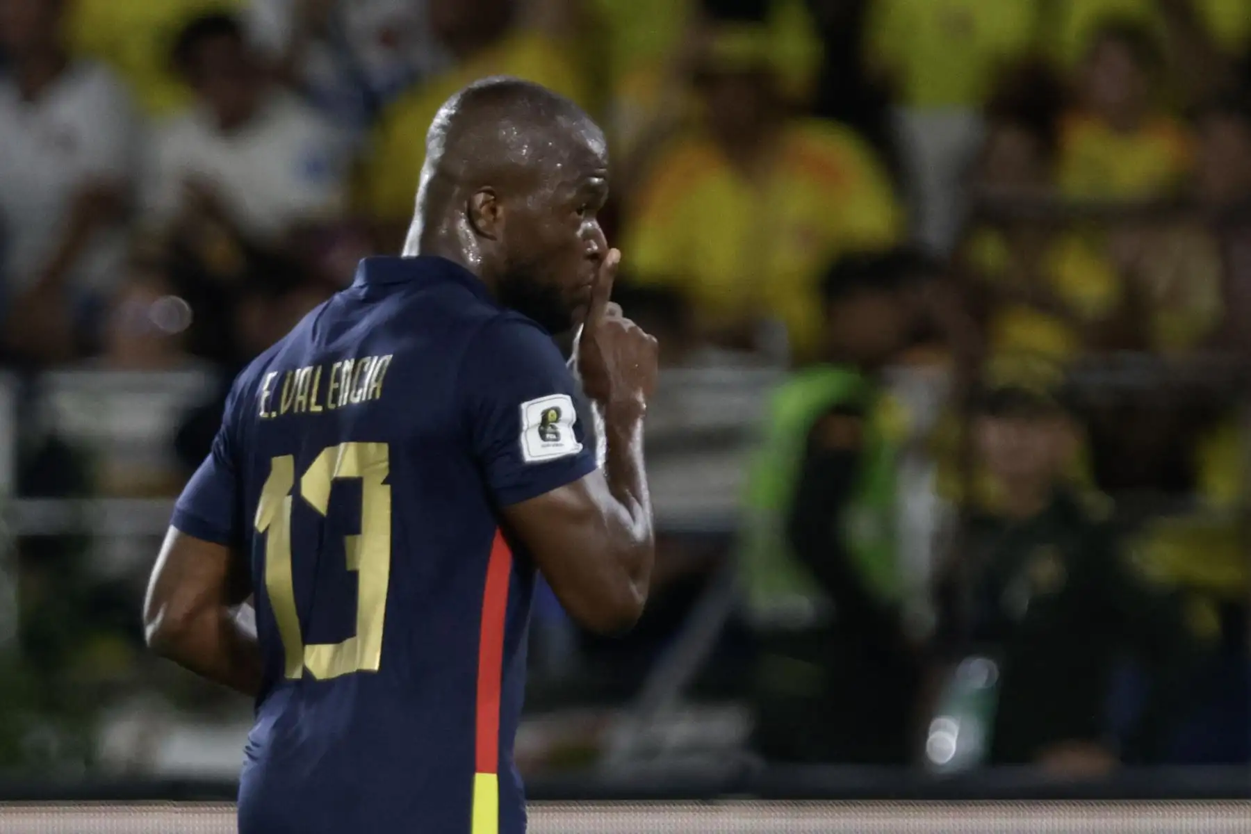 Ecuador venció 1-0 este martes a Colombia en Barranquilla, con un jugador menos durante buena parte del partido, y dio un salto kilométrico en la eliminatoria sudamericana para el Mundial 2026. Foto: EFE