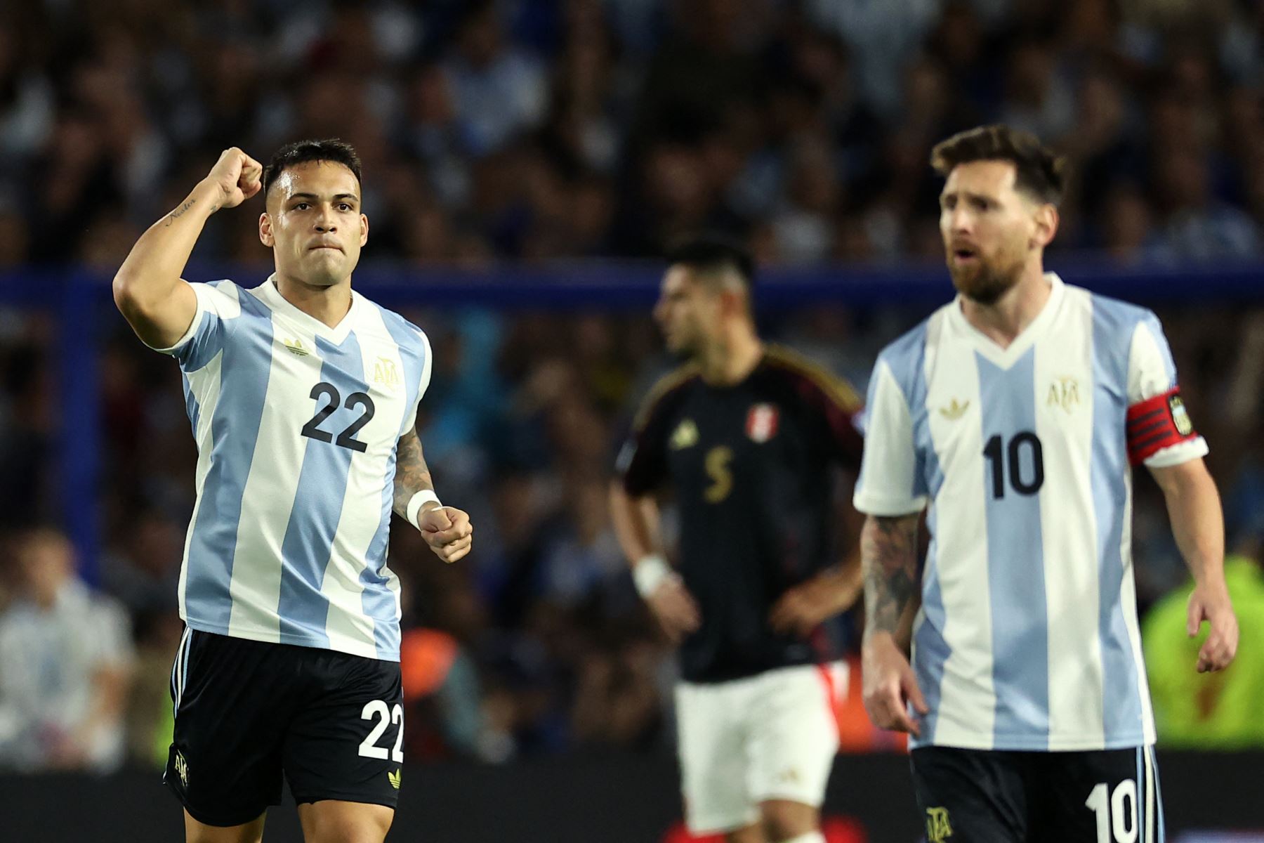 El delantero argentino # 22 Lautaro Martínez celebra después de anotar un gol durante el partido de fútbol de las eliminatorias sudamericanas para la Copa Mundial de la FIFA 2026 entre Argentina y Perú en el estadio La Bombonera de Buenos Aires el 19 de noviembre de 2024. Foto: AFP