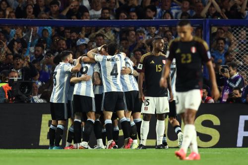 El delantero argentino # 22 Lautaro Martínez (cubierto) celebra con sus compañeros de equipo después de marcar un gol durante el partido de fútbol de las eliminatorias sudamericanas para la Copa Mundial de la FIFA 2026 entre Argentina y Perú en el estadio La Bombonera de Buenos Aires el 19 de noviembre de 2024. Foto: AFP