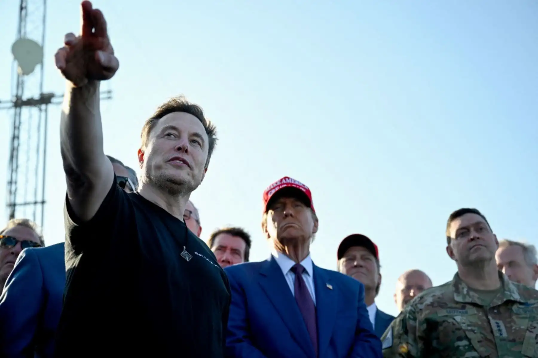A diferencia del quinto lanzamiento, en esta ocasión los ingenieros de SpaceX decidieron no intentar recuperar el cohete propulsor de la nave -conocido en inglés como 
