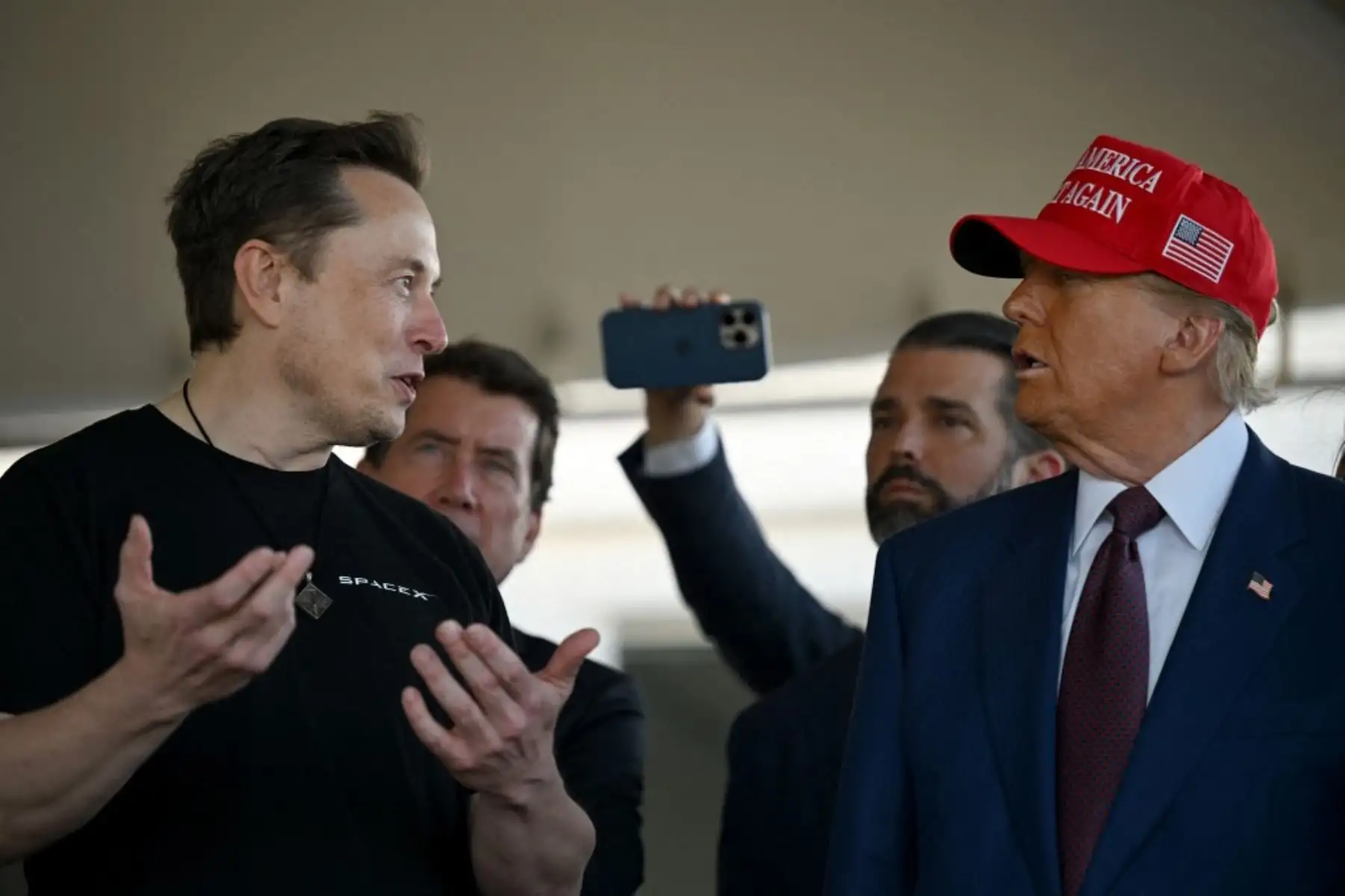 Ya en la campaña, pero especialmente tras la victoria del exgobernante, Trump y Musk se han vuelto inseparables. Y con esta foto conjunta en el epicentro del SpaceX de Musk buscan reforzar la imagen de innovación y futuro que quiere proyectar el futuro Gobierno del republicano, que lleva días protagonizando titulares por polémicos o mediáticos nombramientos como el del dueño de Tesla. Foto: AFP