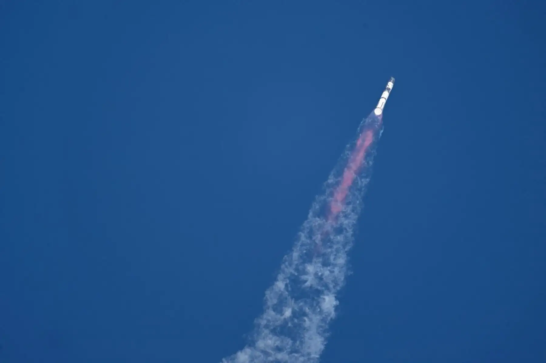 "Me dirijo al Gran Estado de Texas para ver el lanzamiento del objeto más grande jamás lanzado, no solo al espacio, sino simplemente despegando del suelo. ¡Buena suerte a Elon Musk y a los Grandes Patriotas involucrados en este increíble proyecto!", apuntaba unas horas antes el expresidente (2017-2021) republicano. Foto: AFP