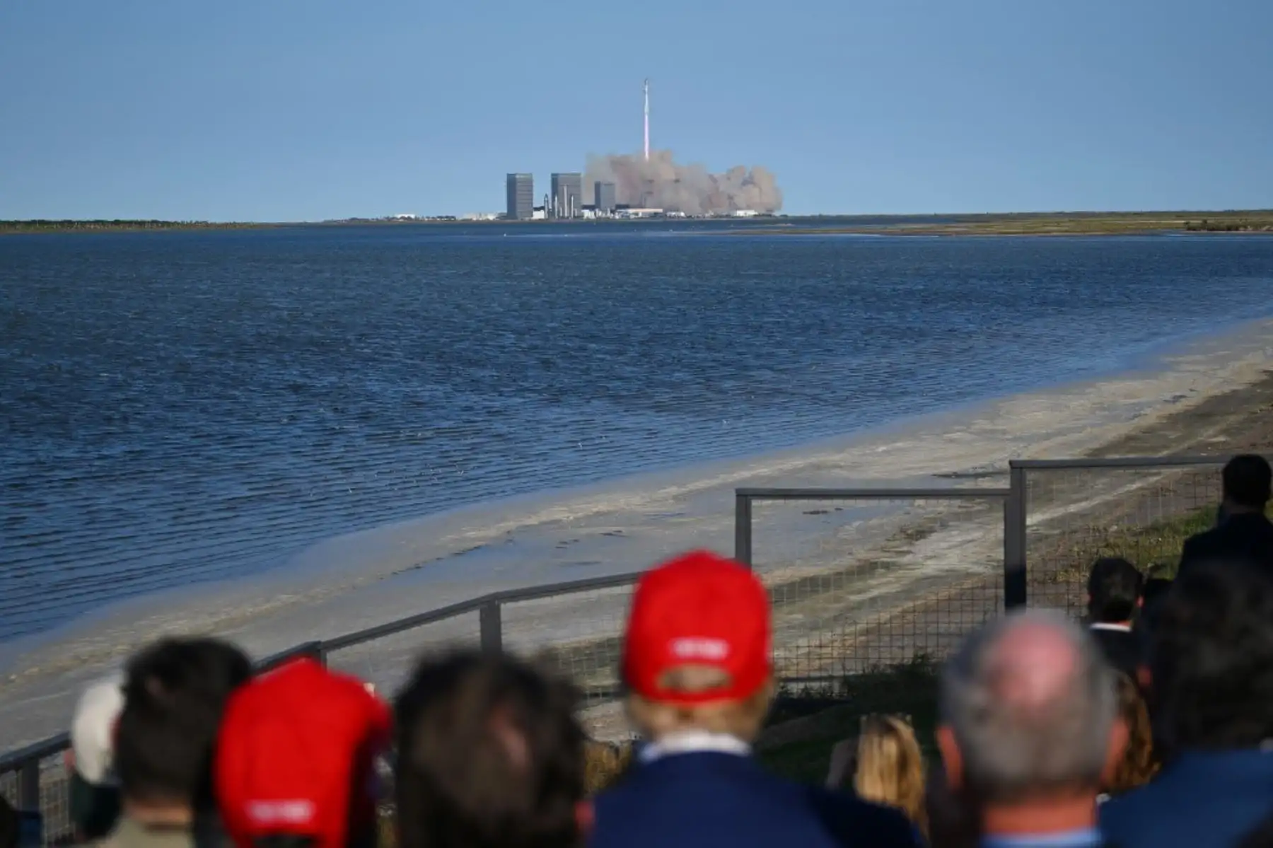 Tras el lanzamiento, Musk, dueño de SpaceX, se acercó al futuro presidente a explicarle, mirando al cielo, algunos de los detalles de la prueba. Foto: AFP