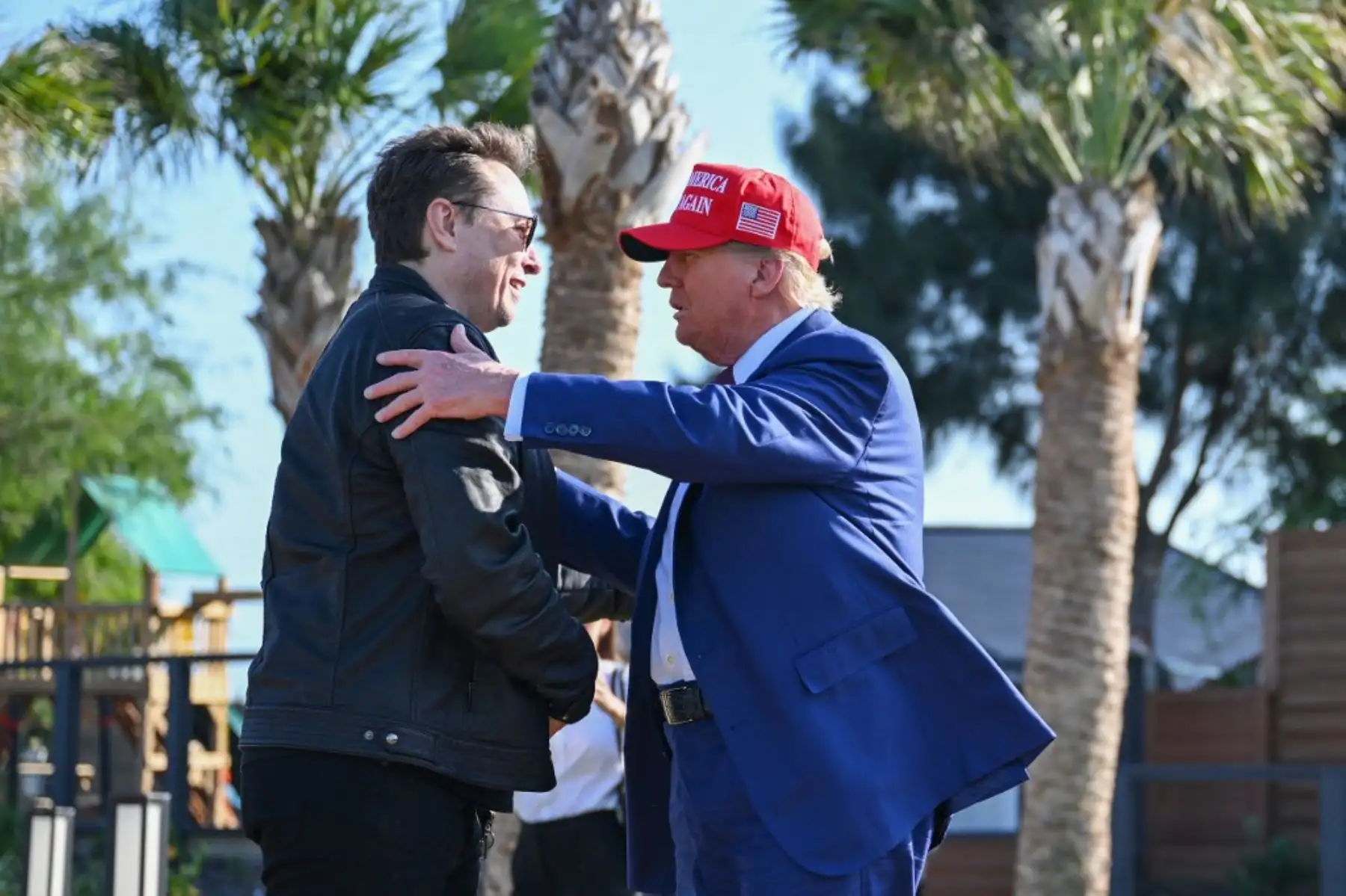 Protegiéndose del sol con una gorra roja con el tradicional eslógan 
