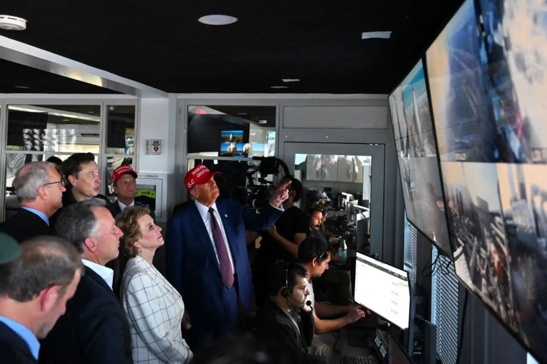 Este martes fue una jornada importante para SpaceX y su proyecto Starship, el mayor cohete espacial jamás construido, que logró finalizar con éxito su sexta prueba, aunque todas las miradas estuvieron también puestas en el público que la presenció: el magnate Elon Musk y el presidente electo de Estados Unidos, Donald Trump. Foto: AFP