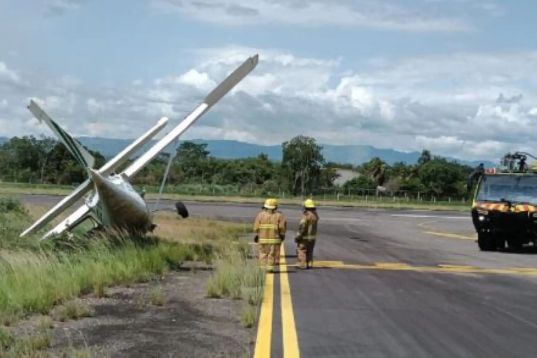 Un susto se llevó un piloto y trabajadores del aeropuerto Guillermo del Castillo Paredes en la ciudad de Tarapoto, región San Martín, luego que una avioneta se desviara de la pista durante su proceso de despegue.  Foto: Difusión