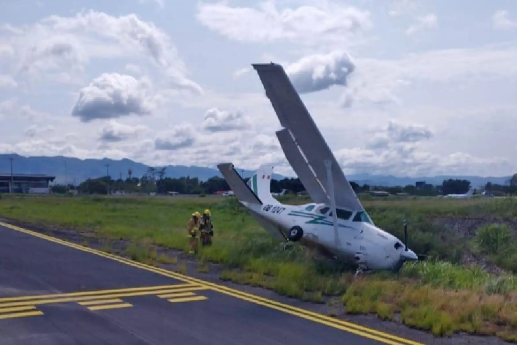 La aeronave OB1247 perteneciente a la empresa Aero Palcazu, que iba a despegar con destino a Yurimaguas en la provincia de Alto Amazonas, tras el suceso quedó fuera de la pista. Afortunadamente, el piloto, único ocupante de la aeronave, resultó ileso. Foto: Difusión