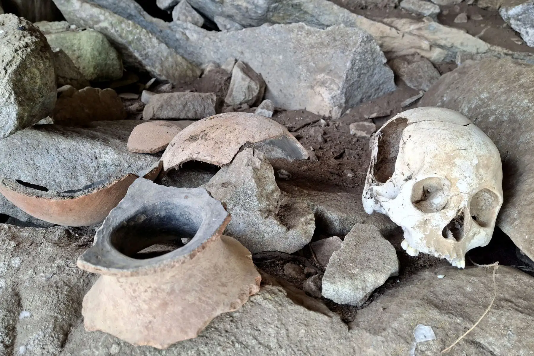 En una cueva, los vestigios de lo que pudo haber sido una tumba revelaron ocho cráneos, huesos dispersos y fragmentos de vasijas rotas. Foto: Luis Puell