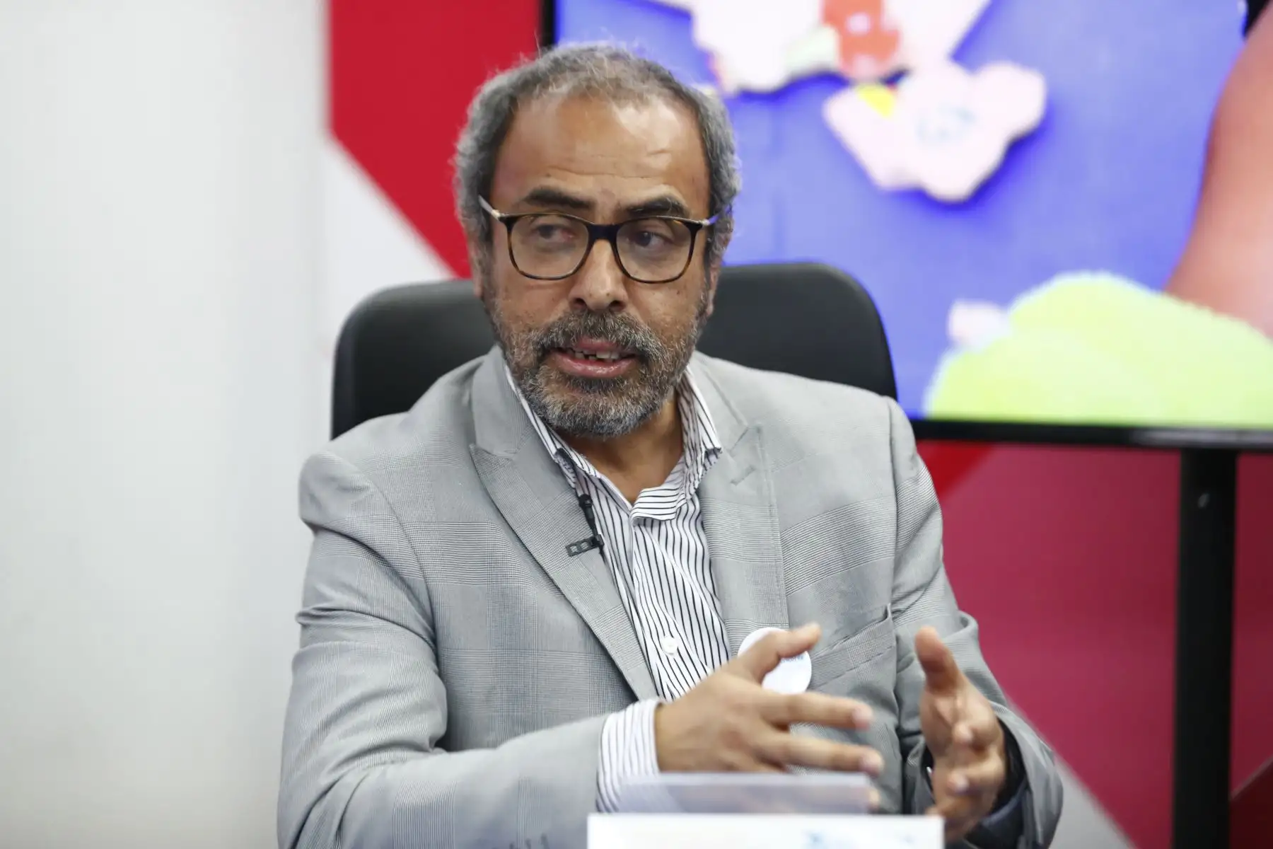 Ricardo Montero, Gerente de Publicaciones Oficiales de Editora Perú, en entrevista para Andina Canal Online durante el anuncio de la publicación del libro sobre la Convención de los Derechos del Niño en idiomas castellano, quechua y shipibo, a cargo de Unicef y el Diario Oficial El Peruano. Foto: ANDINA/Daniel Bracamonte